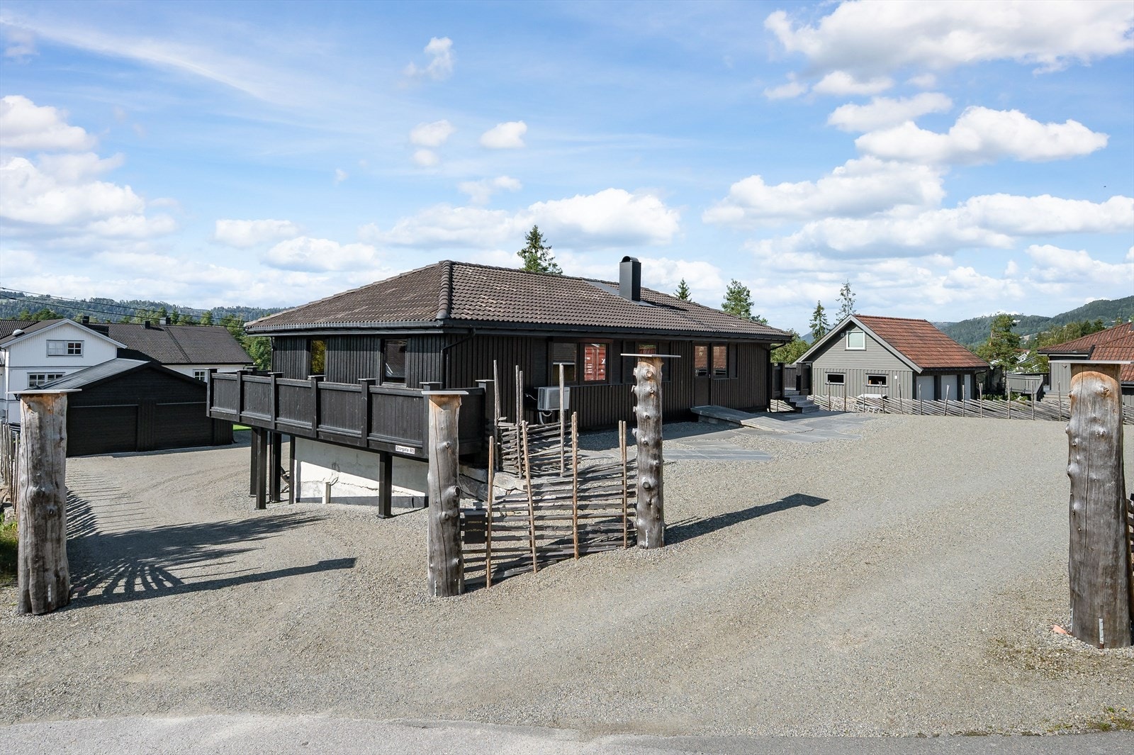 Stor gårdsplass med flere innkjøringer. Galleribilde