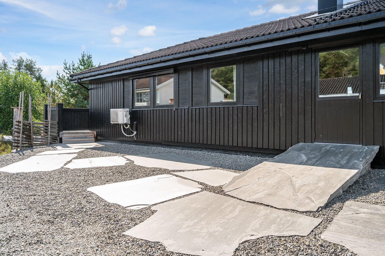 Gruset gårdsplass. Galleribilde