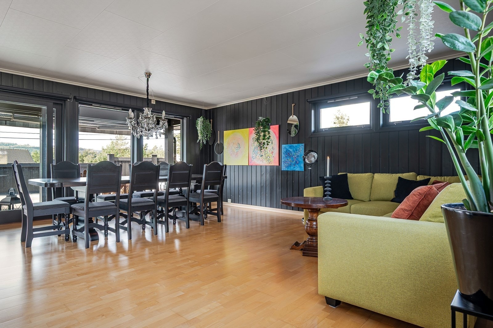 Plass til spisegruppe og sofagruppe. Galleribilde