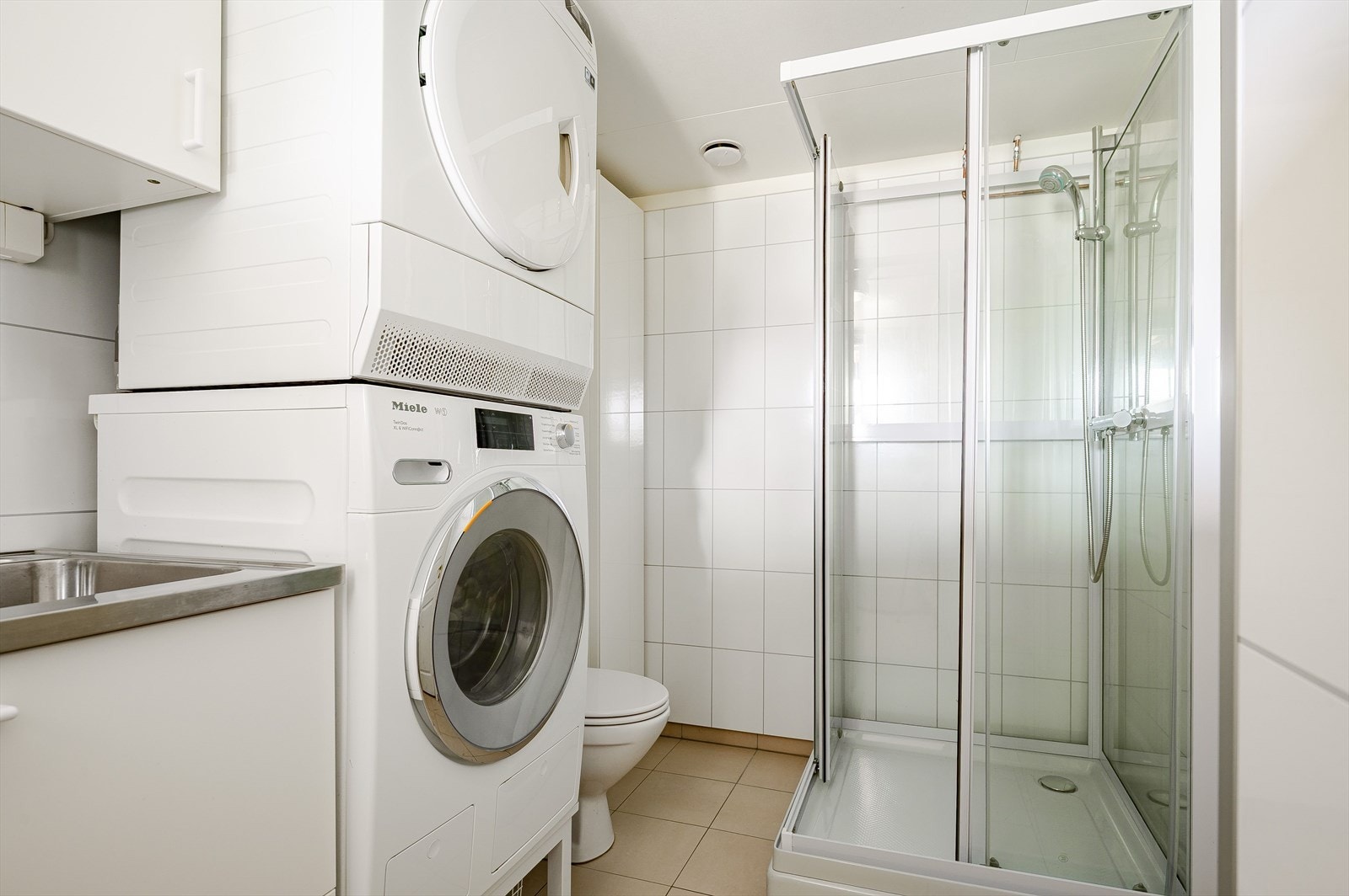 På badet i underetasjen er det hjørnedusj, toalett, opplegg for vaskemaskin og vask. Galleribilde