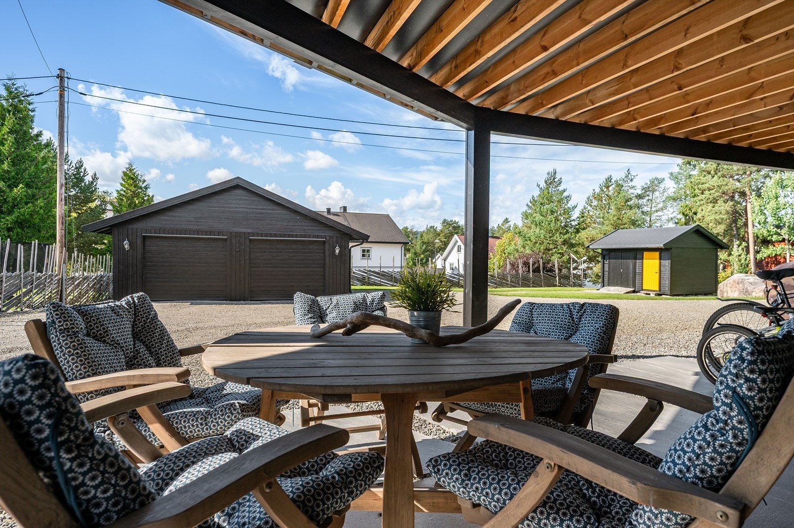 Uteplassen ved inngangspartiet. Galleribilde