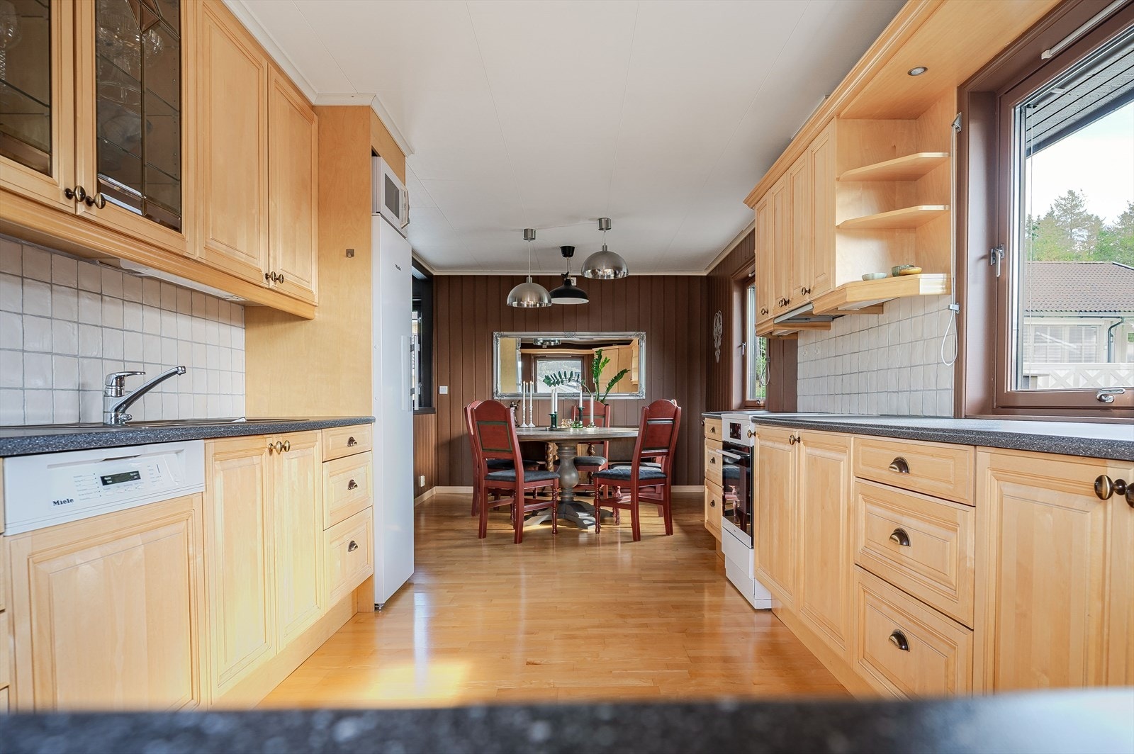 Mye skapplass med både under- og overskap. Galleribilde