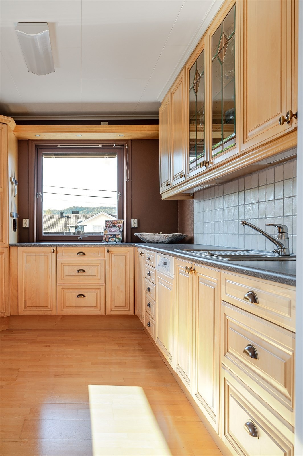 Kjøkken med profilerte fronter. Galleribilde