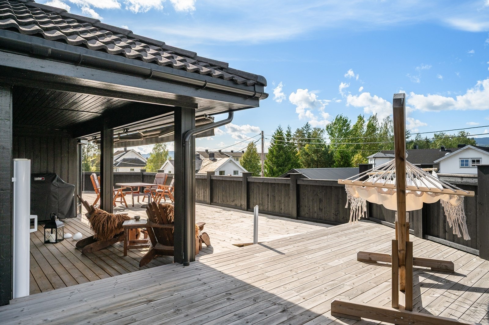 Stor terrasse med gode solforhold Galleribilde