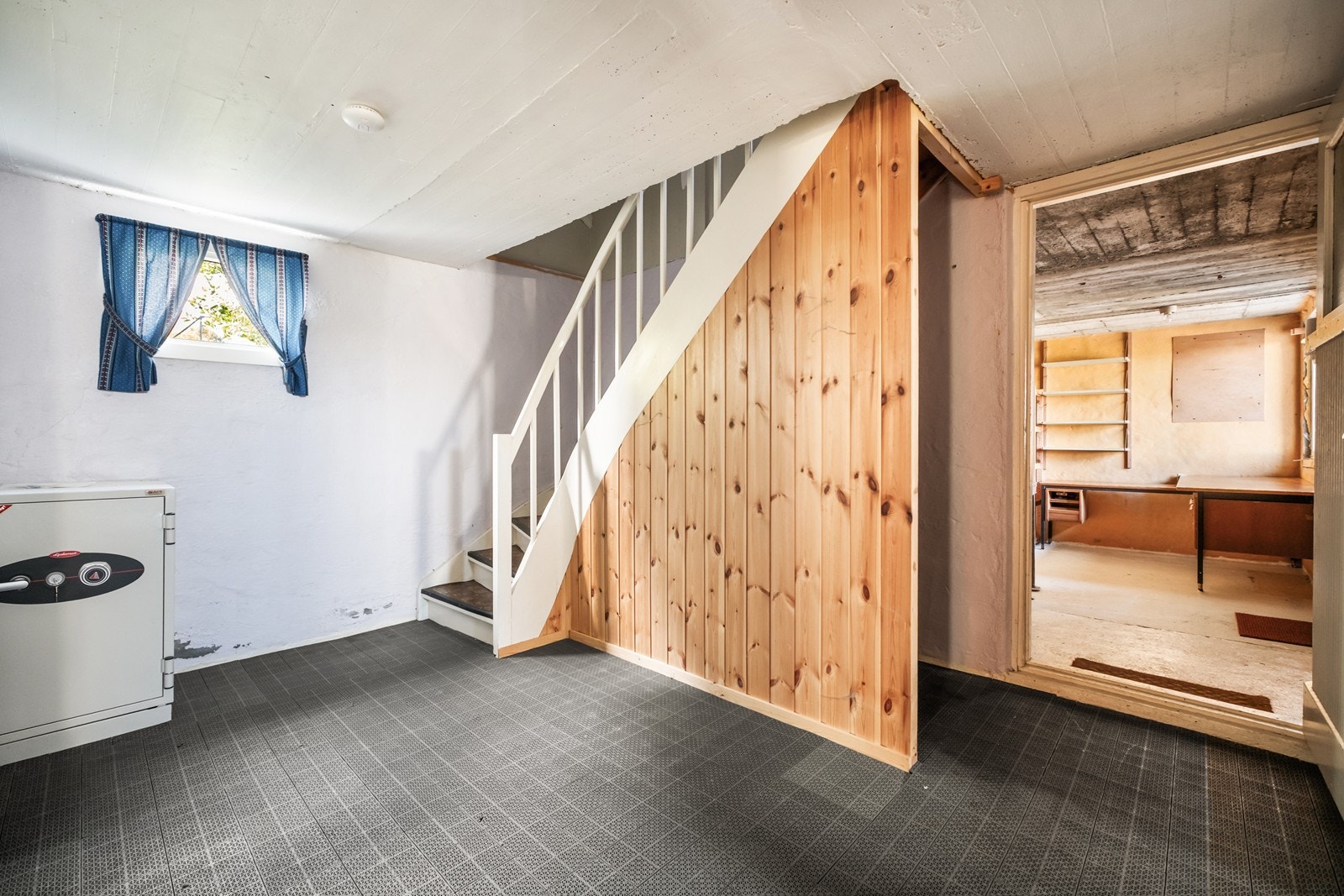 1. etg: Hall/ trapperom med dør mot arbeidsrom. Galleribilde