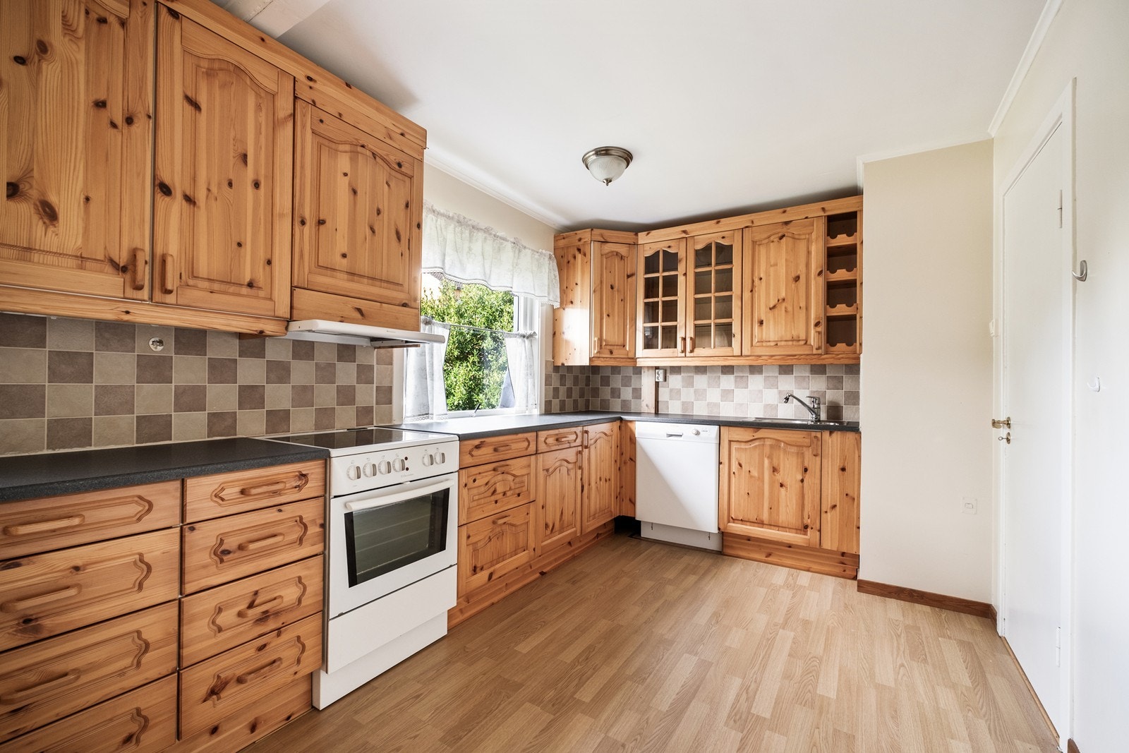 2. etg: Kjøkkenet har rikt med både benke- og skapplass. Galleribilde