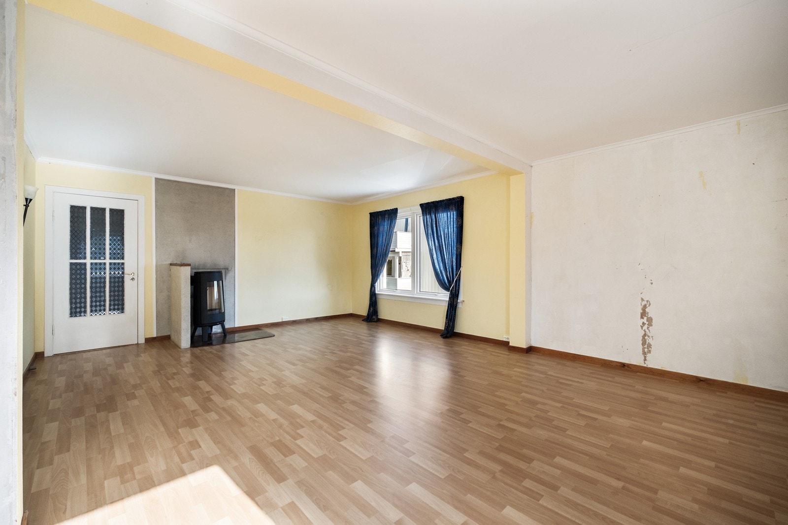 2. etg: Stor og romslig stue med peisovn. Galleribilde