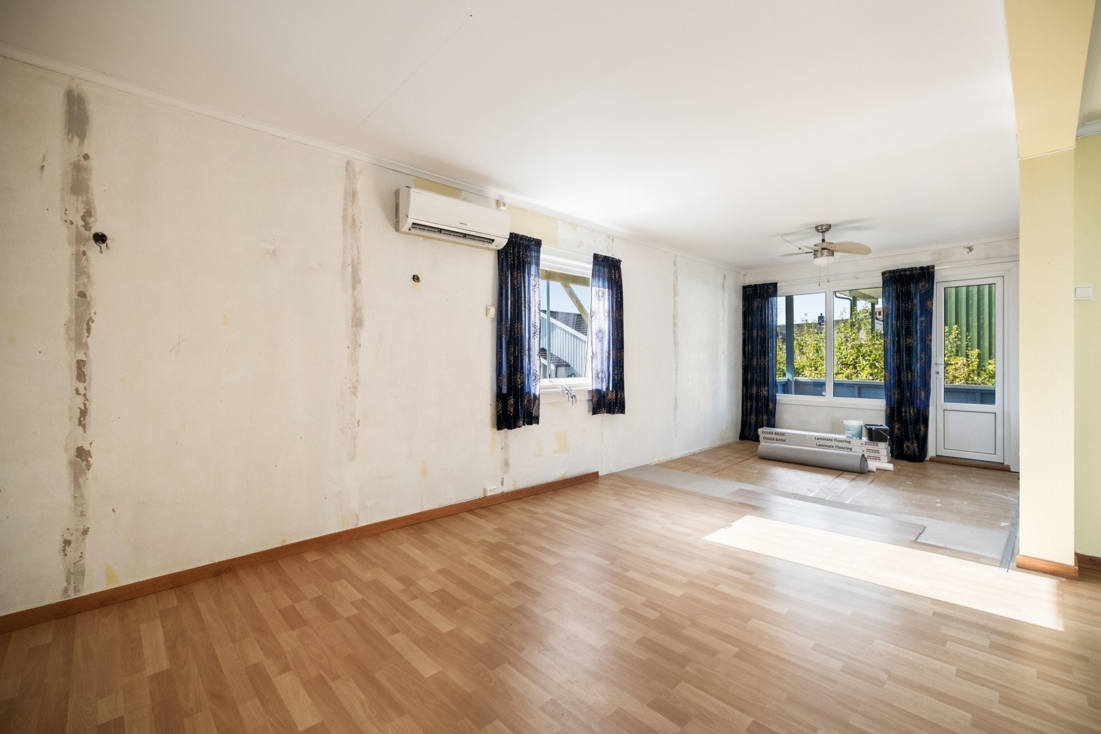 2. etg: Stue/ spisestue med varmepumpe montert og utgang til vestvendt veranda. Galleribilde