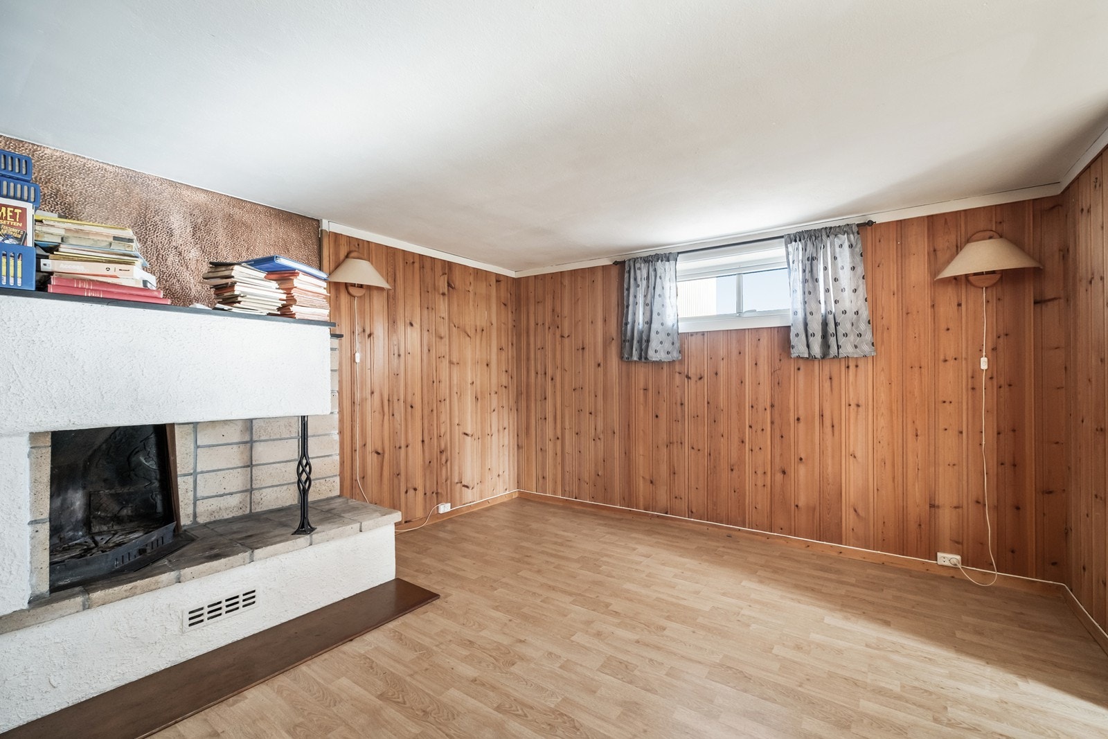 1. etg: Stue med peisovn. Galleribilde