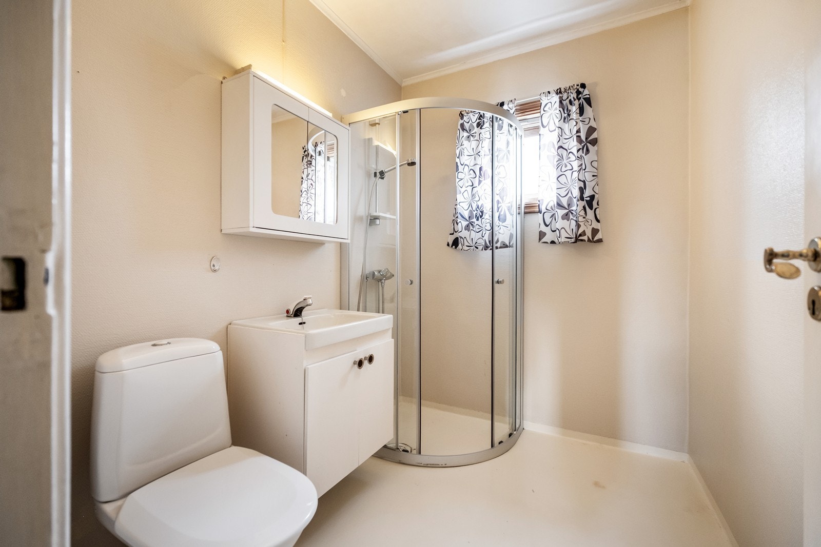 2. etg: Bad utstyrt med wc, dusjhjørne med glassvegger og servant med under- og speilskap. Galleribilde