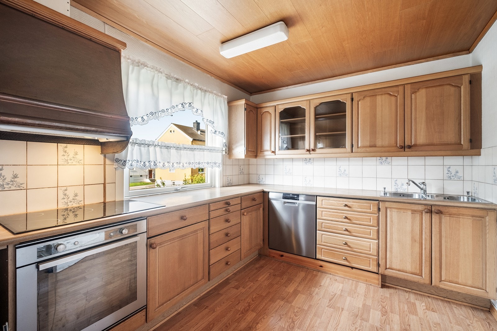 3. etg: Kjøkkeninnredning med heltre fronter, integrert steketopp og komfyr og laminat benkeplate. Galleribilde