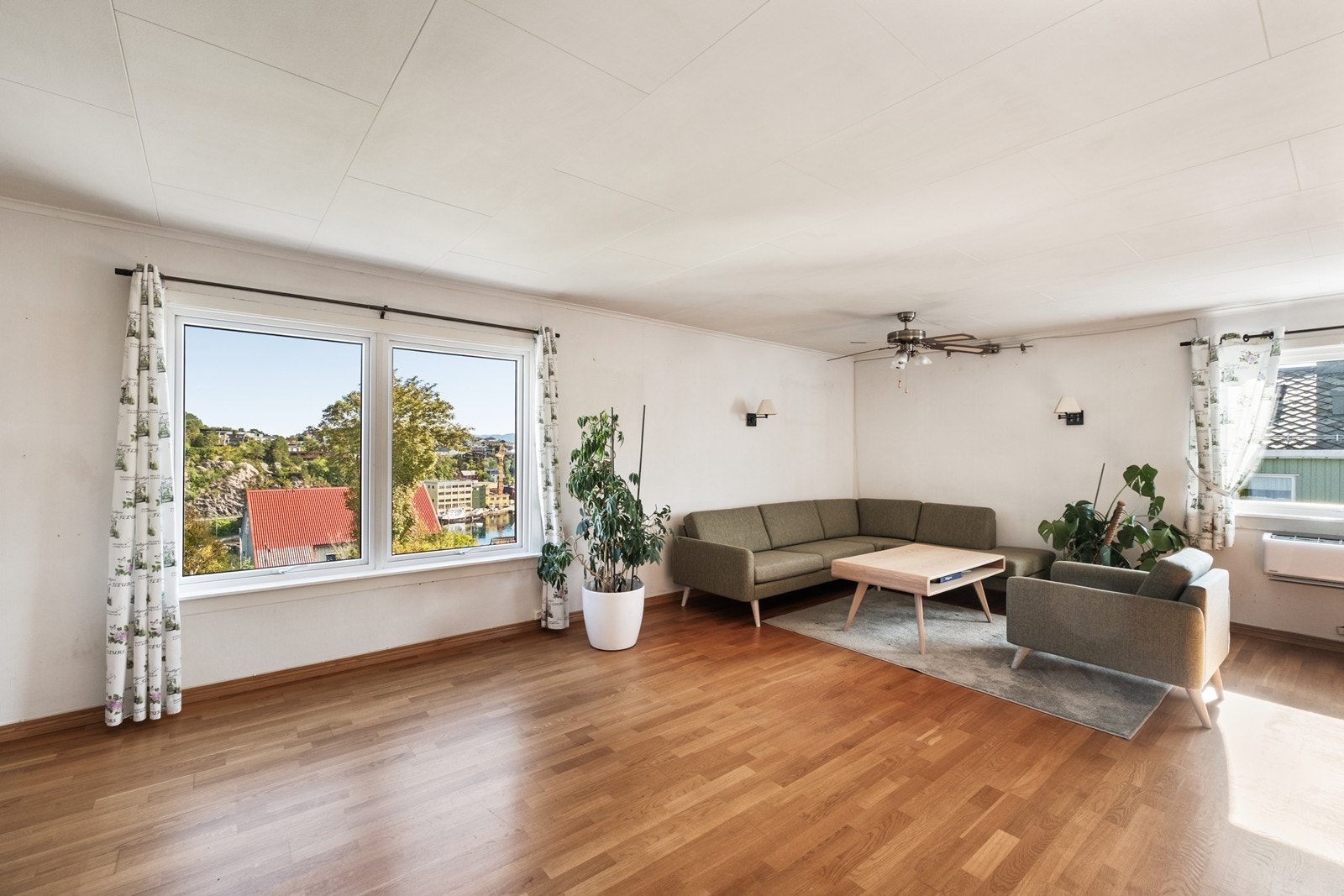 3. etasje: Stor stue med varmepumpe montert og utsikt østover mot Kranaskjæret. Galleribilde