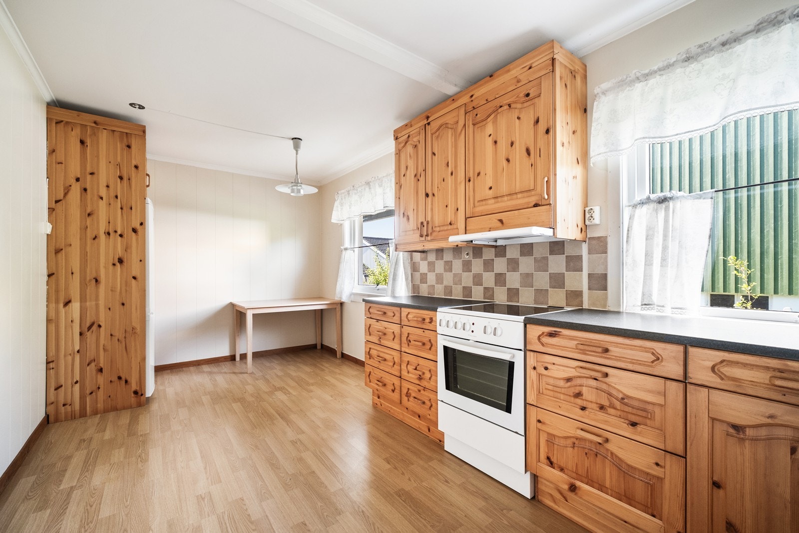 2. etg: Stort kjøkken med kjøkkeninnredning i heltru furu og laminat benkeplate. Galleribilde