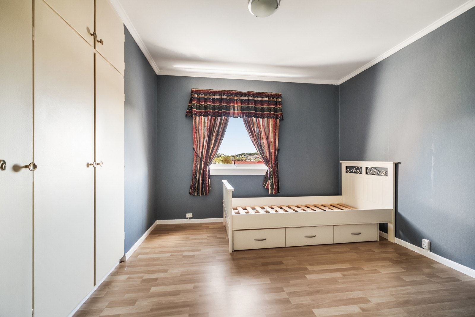 2. etg: Soverom med integrerte skap. Galleribilde