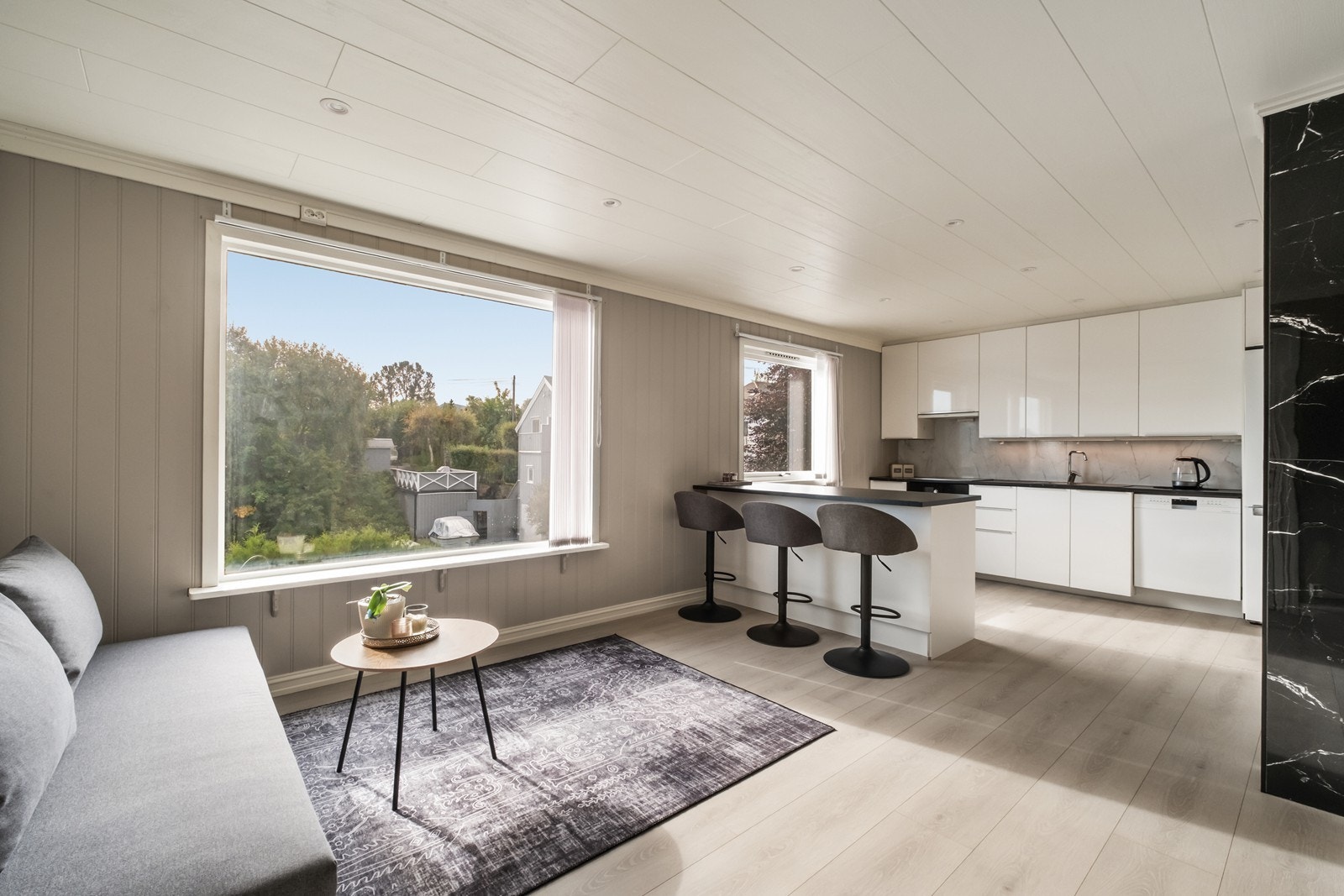 Kjøkkenet er stort og romslig, og man har plass til dagligstue eller spisestue. Galleribilde