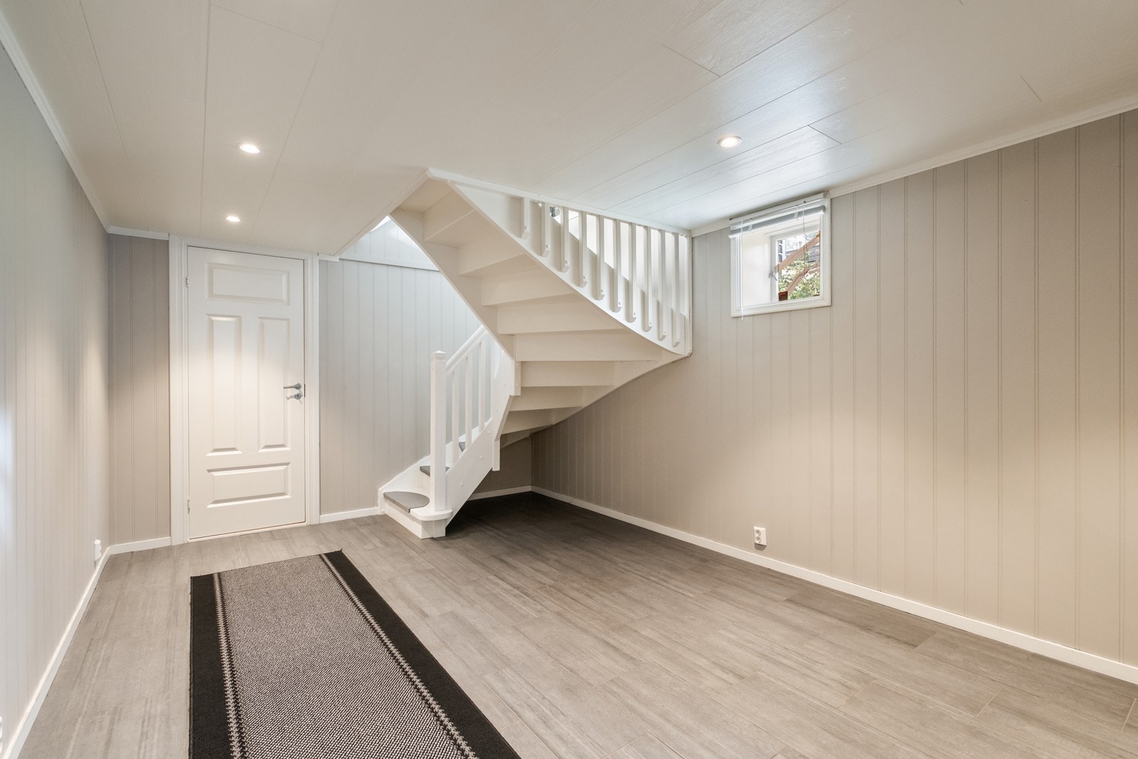 Romslig hall/ trapperom med god plass. Galleribilde