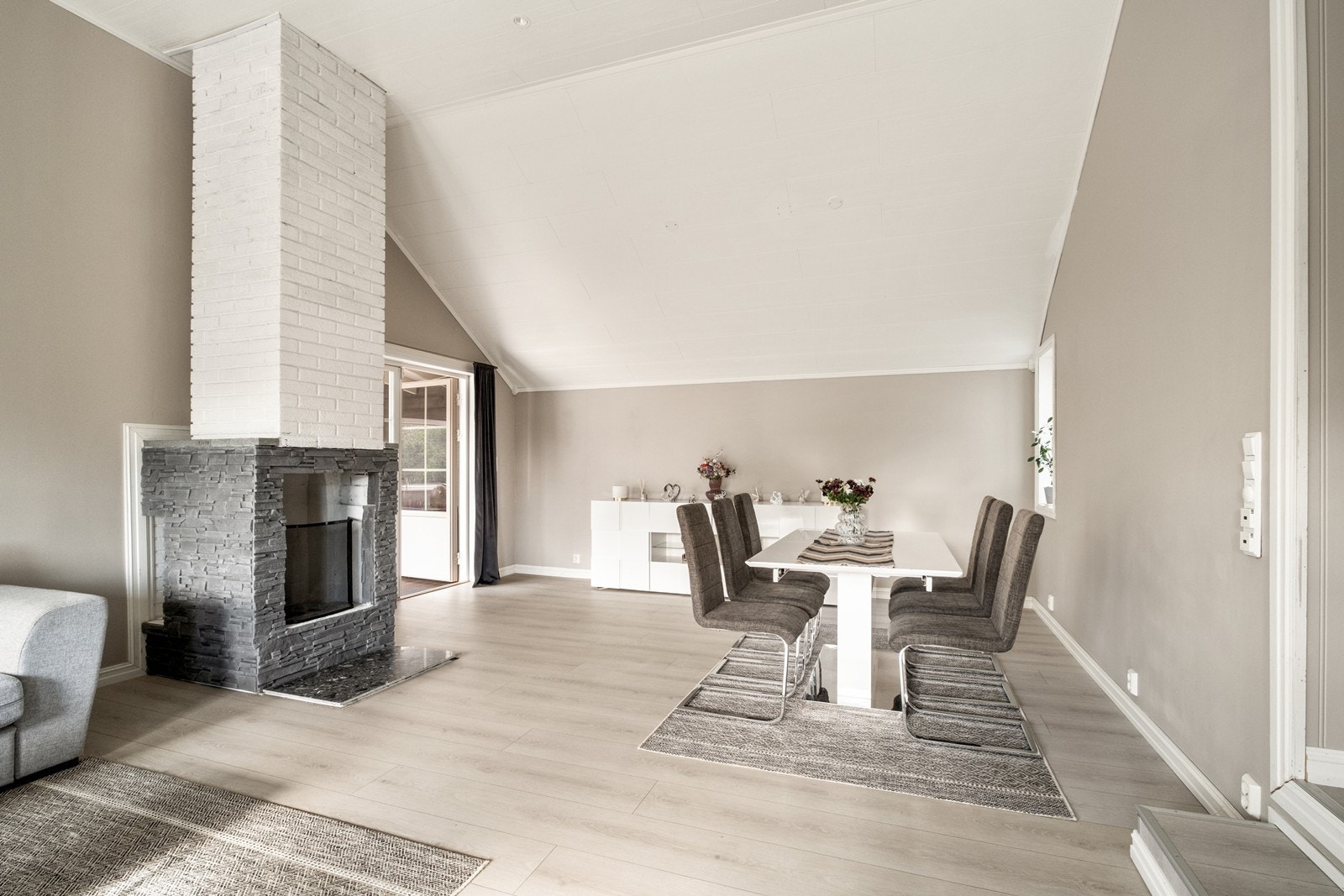 Stuen er romslig, med god plass til både sittegruppe og spiseplass, og har utgang til overbygd del av terrasse. Galleribilde