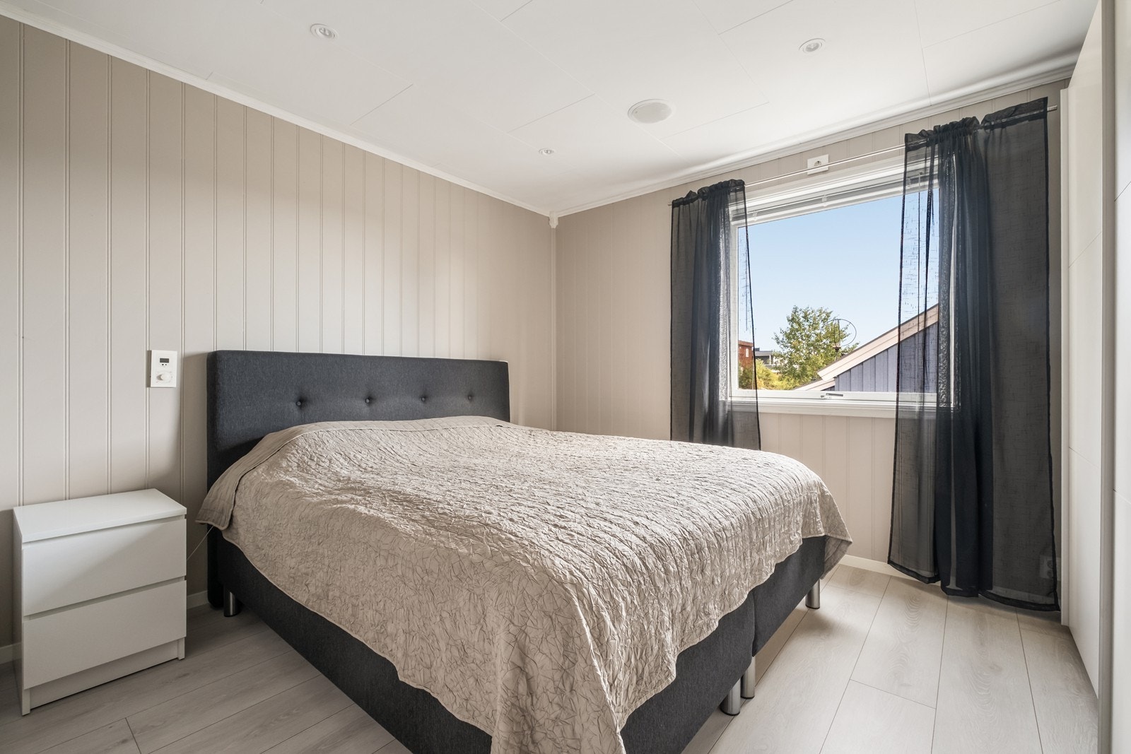 Hovedsoverommet ligger i hovedetasjen, og man har skap med skyvedører montert og både downlights og høytaler integrert i tak. Galleribilde