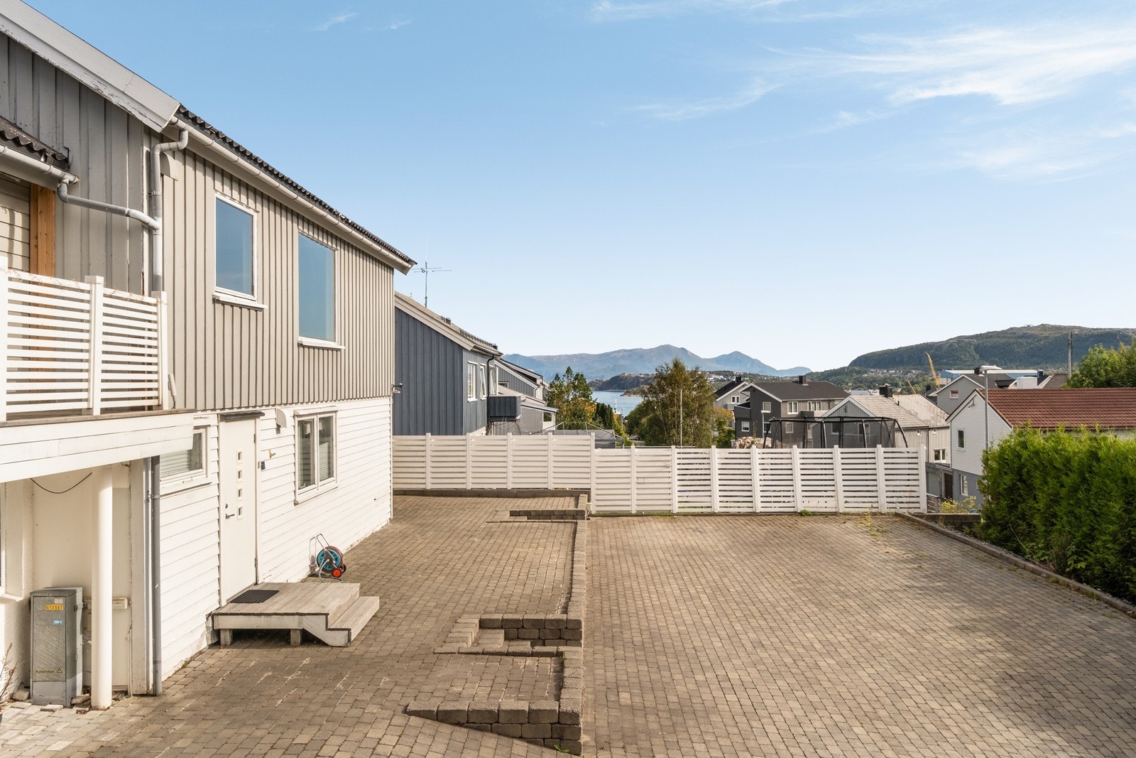 Fasade øst, hvor tomten er opparbeidet med belegningsstein. Galleribilde