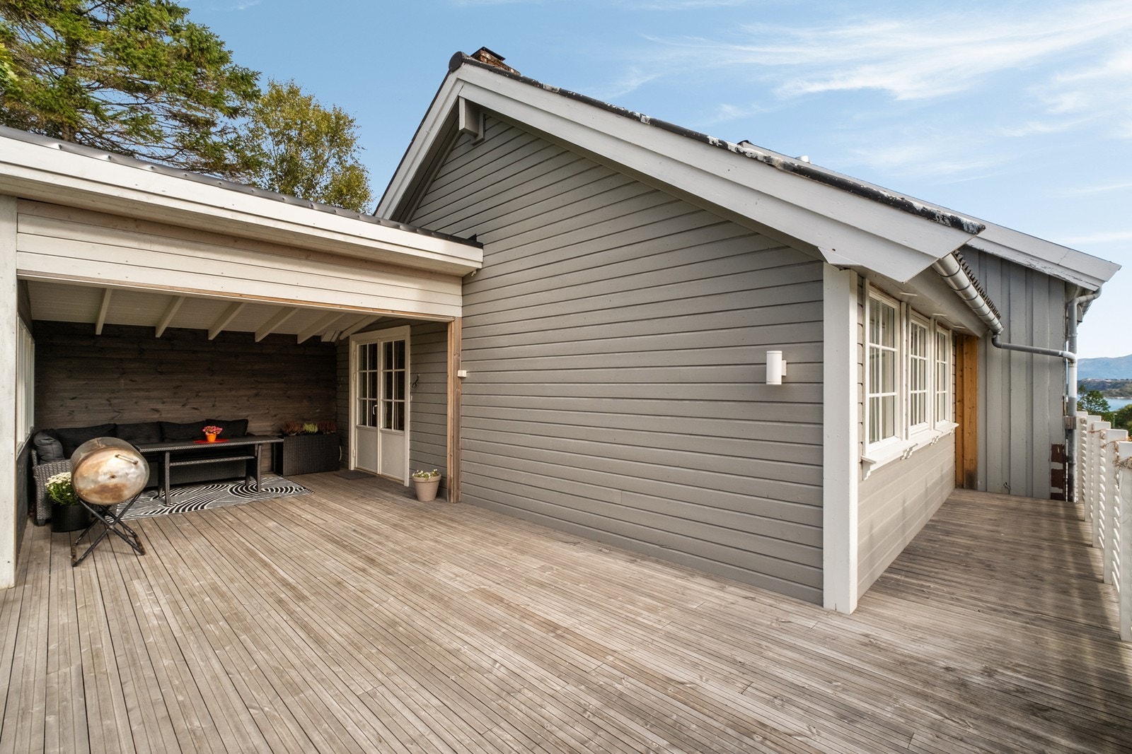 Terrassen er stor og romslig, og strekker seg rundt huset mot både sør og øst. Galleribilde