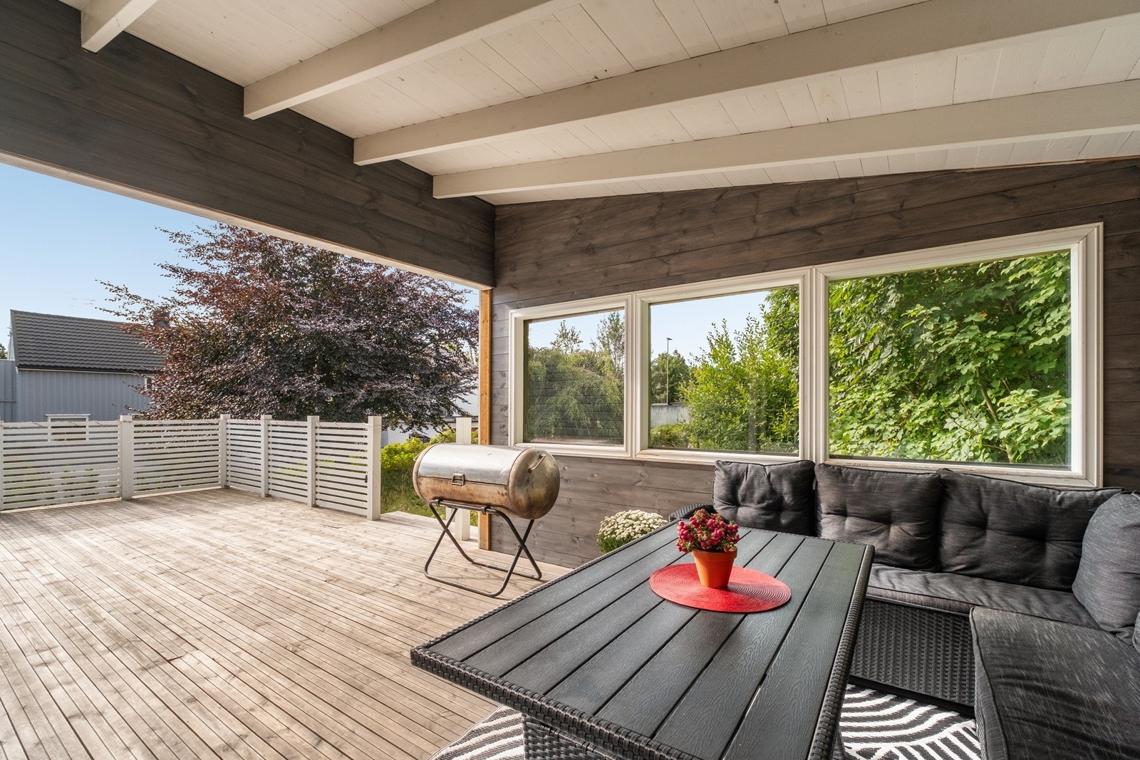 Her kan man sitte ute i ly for både sol, vind og regn. Galleribilde