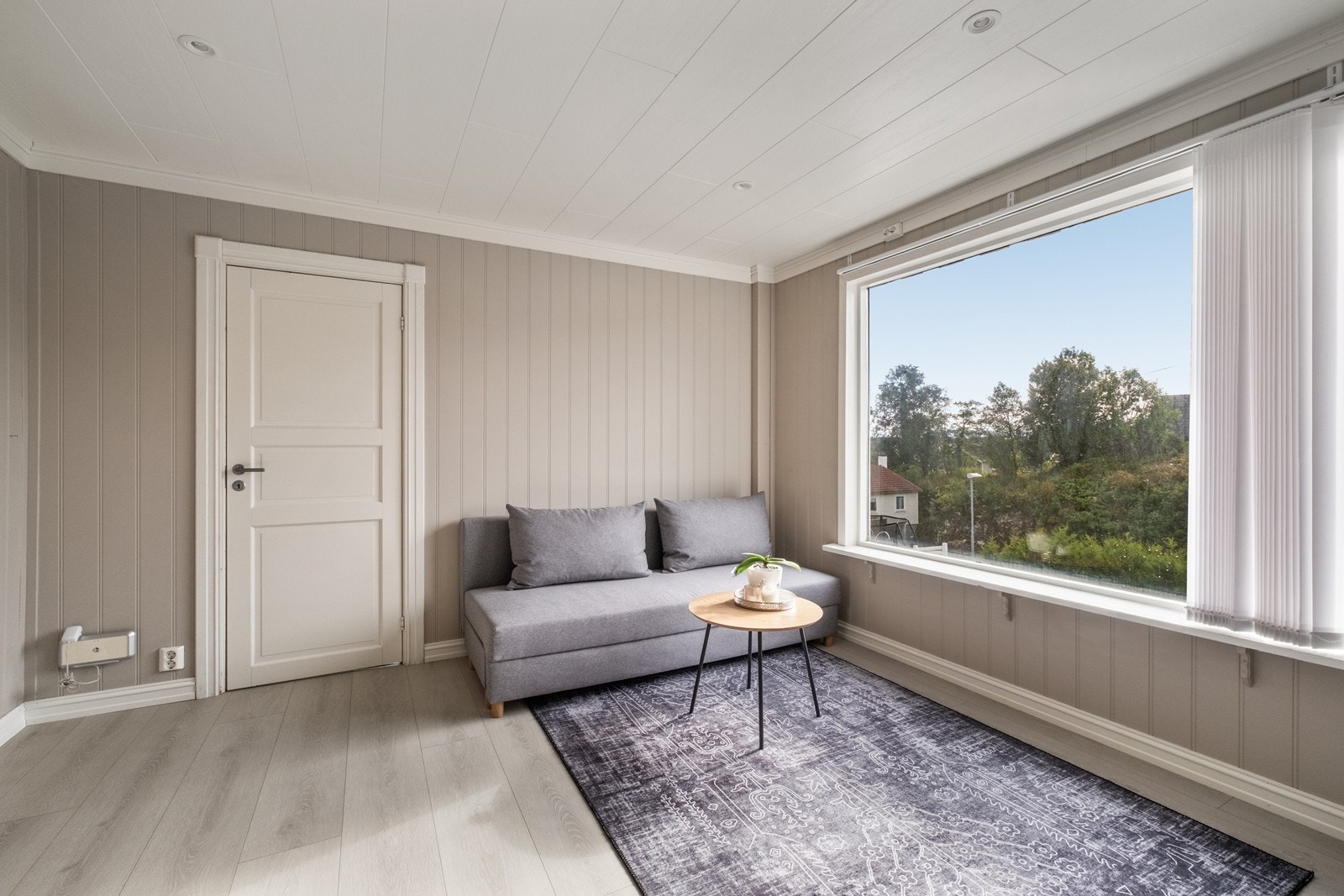 Store vindusflater sørger for flott lysinnslipp og en luftig atmosfære i rommet. Galleribilde