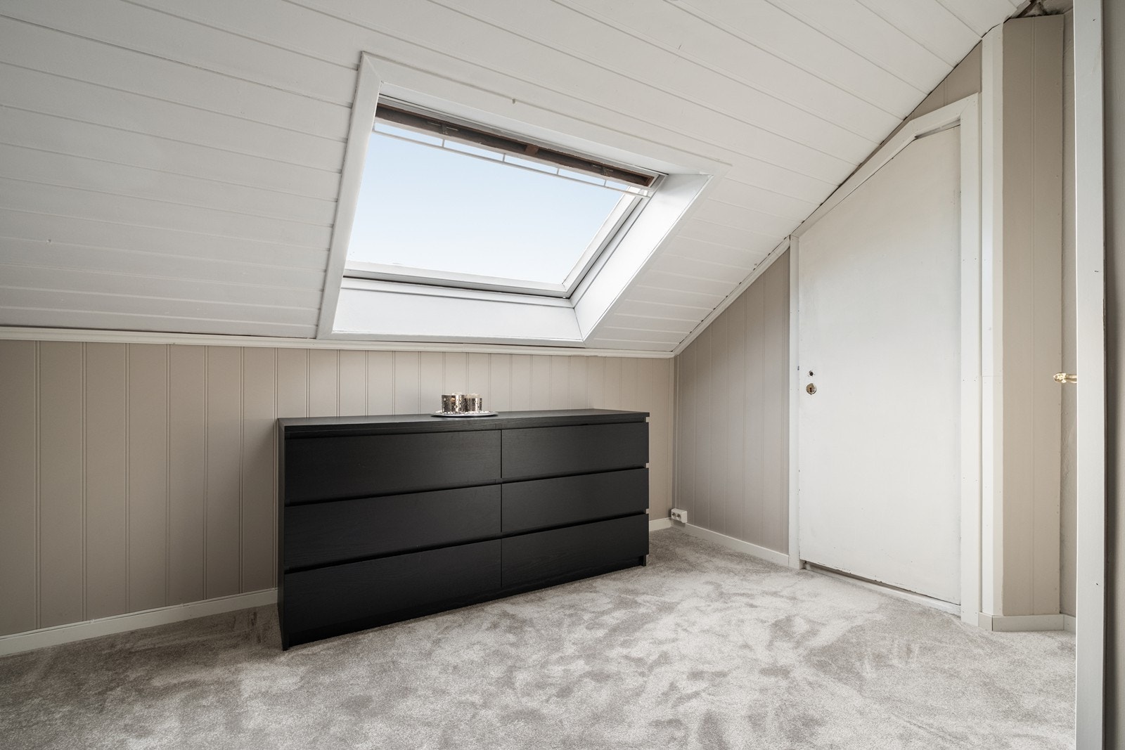 Det som var en stor loftstue ihht. byggtegninger fra 1978 er i dag delt opp, og man har en loftsgang mellom rommene på loft. Galleribilde