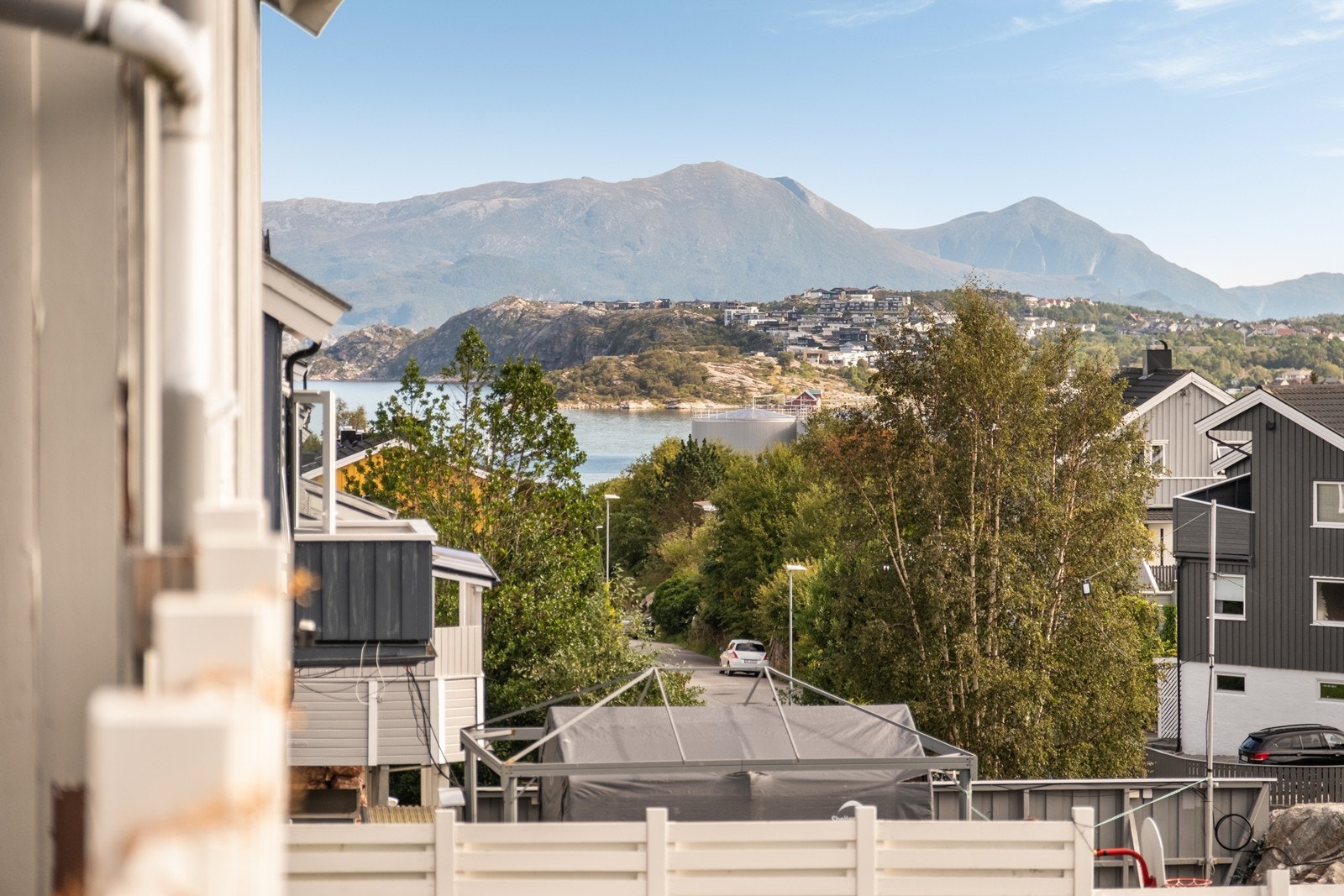 Utsikt mot Nordsundet og Tustnafjella. Galleribilde