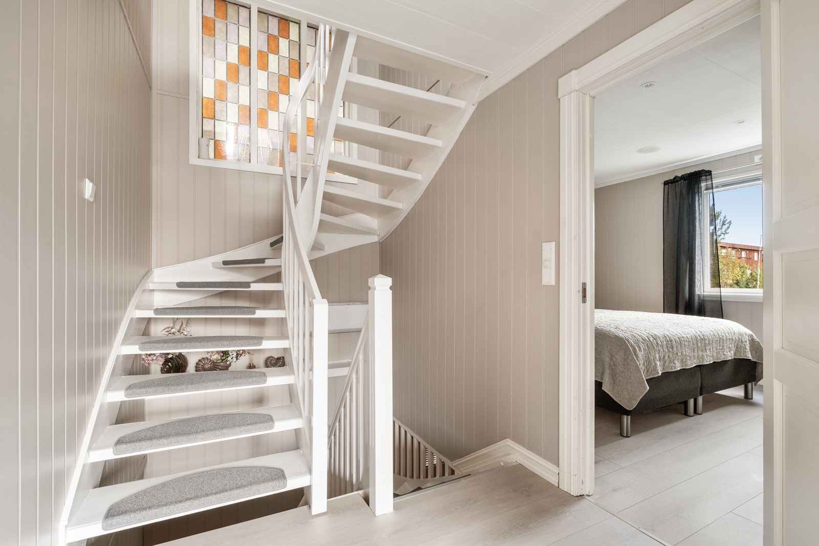 Trapperom/ gang i hovedetasjen. Galleribilde