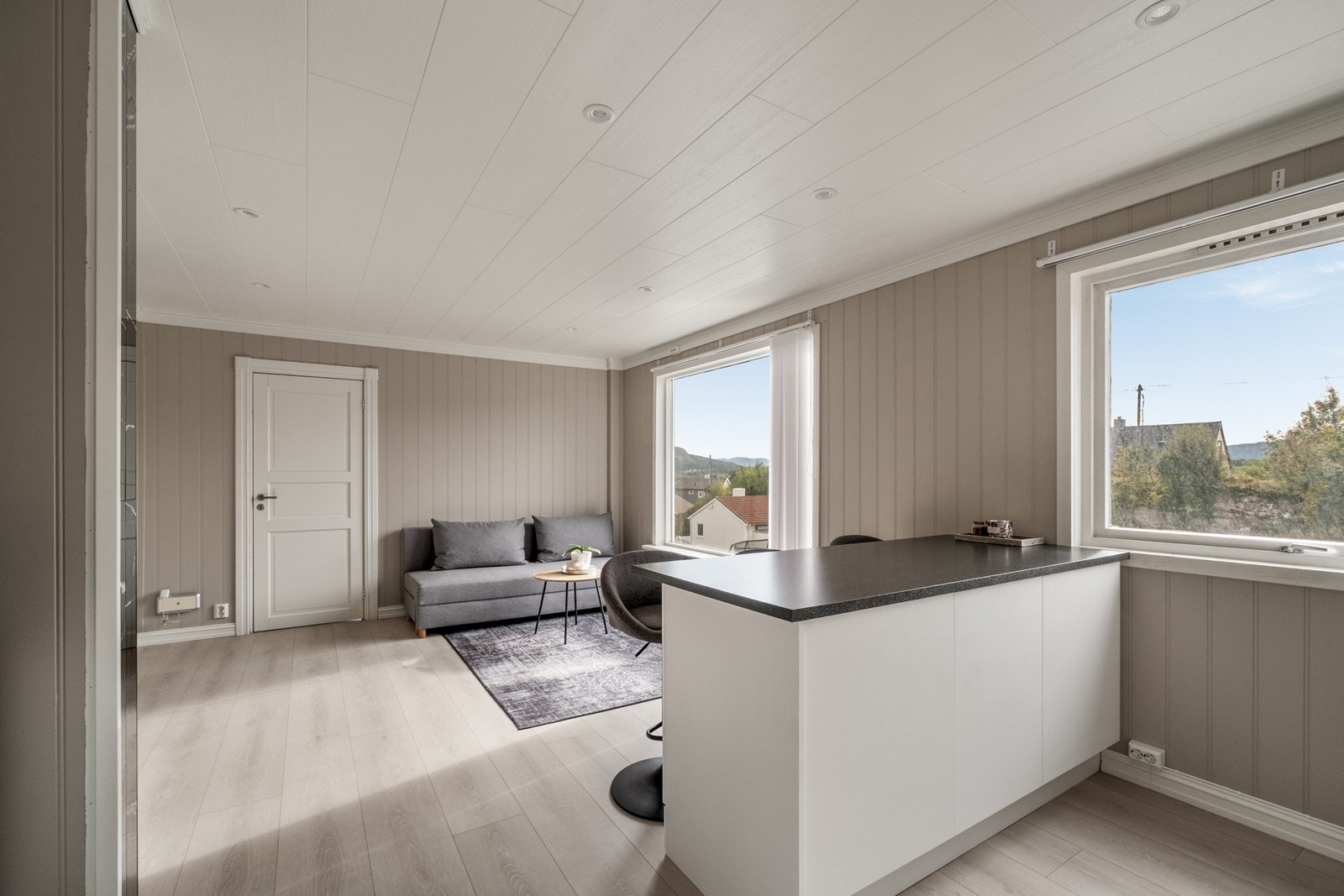 Praktisk barløsning på kjøkkenet, som gir både spiseplass og ekstra arbeidsflate. Galleribilde