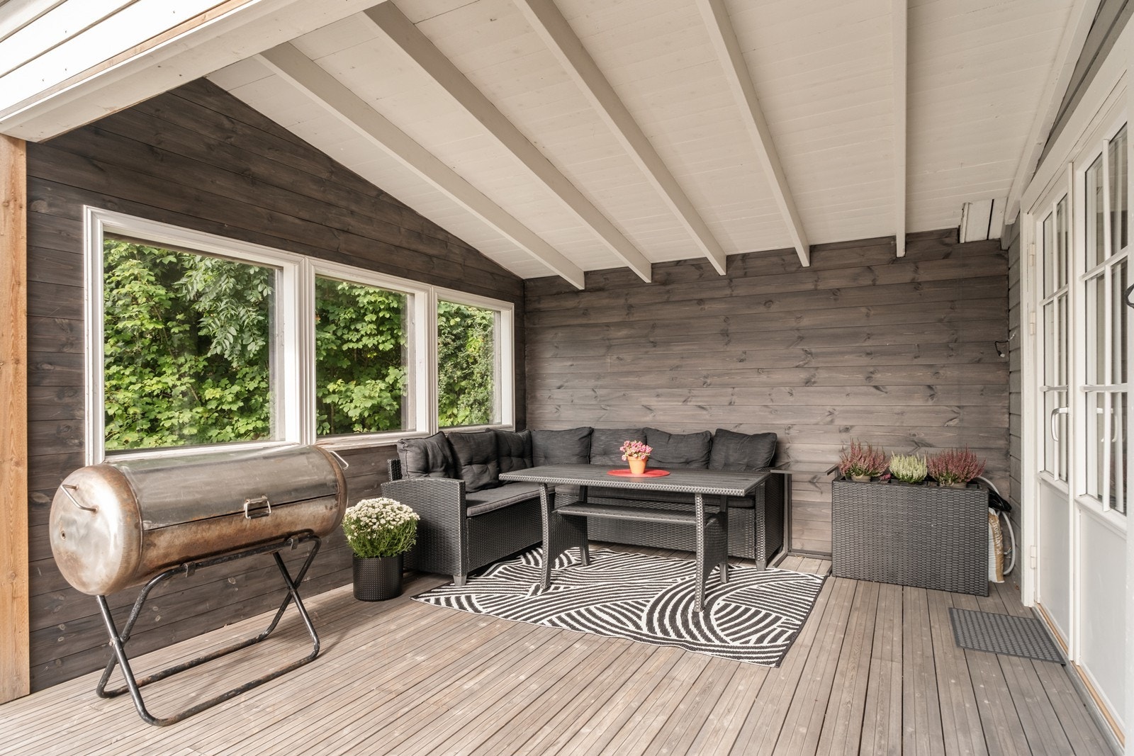 I overbygd del av terrassen kan man sitte og nyte uterom uansett vær og vind. Galleribilde