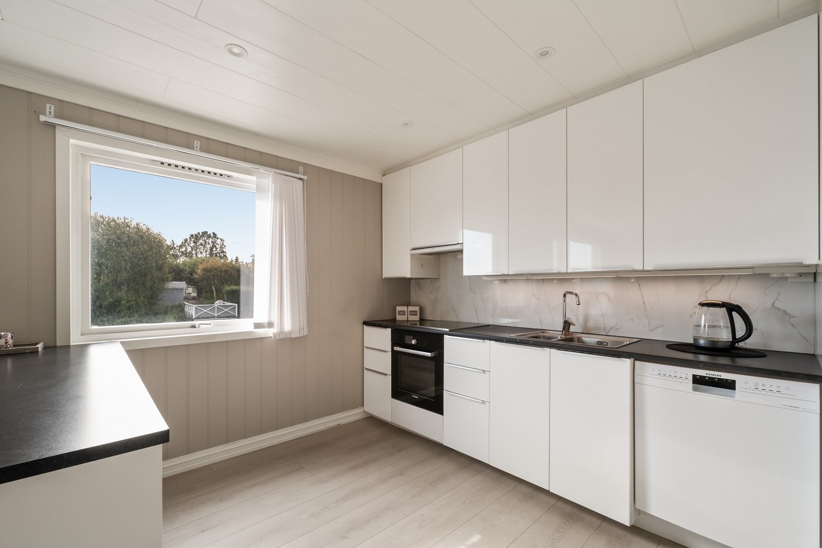 Her har man godt med både skap- og benkeplass, integrert steketopp og komfyr, samt opplegg til oppvaskmaskin. Galleribilde