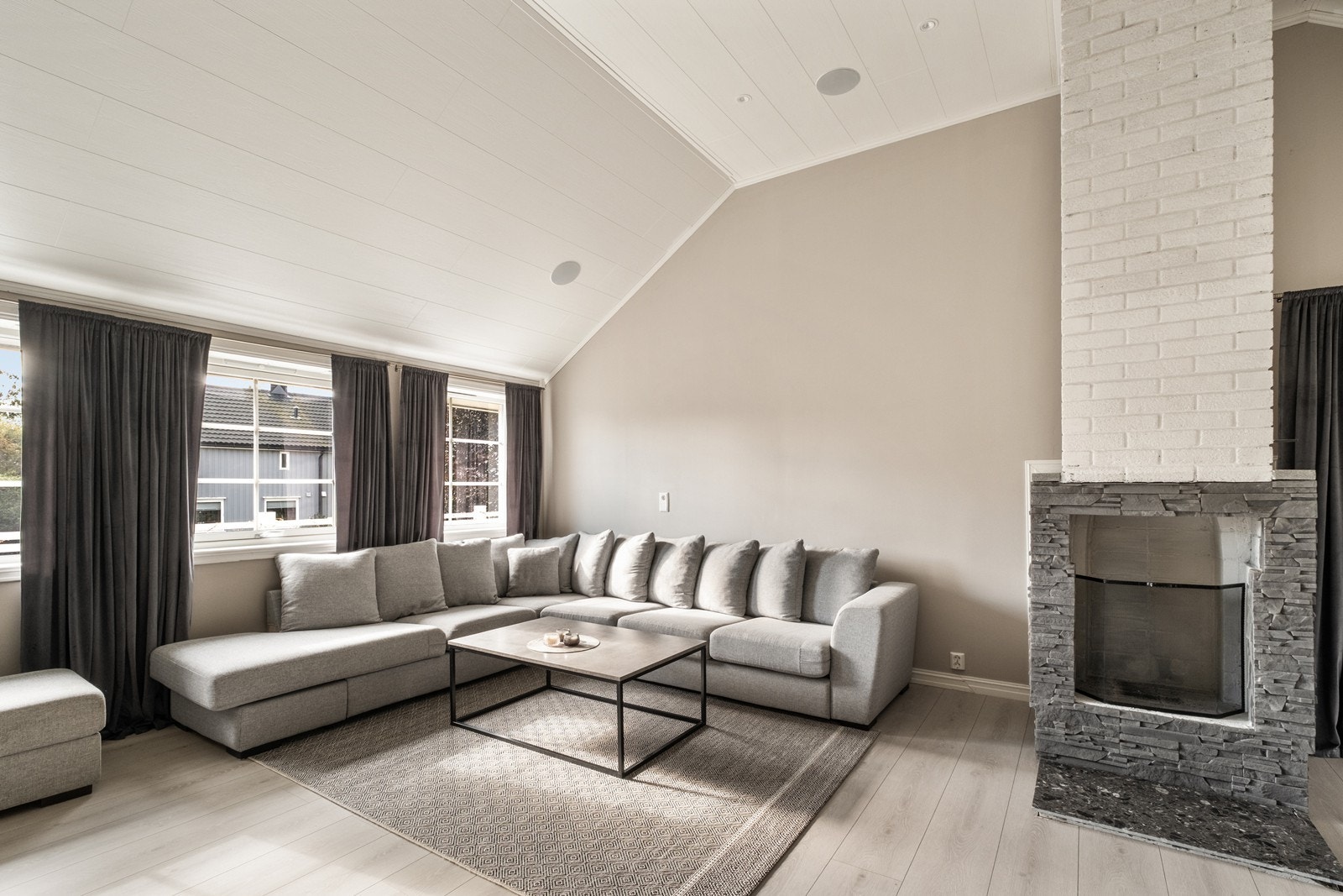 Åpen peis skaper ekstra god atmosfære på kalde vinterkvelder. Galleribilde