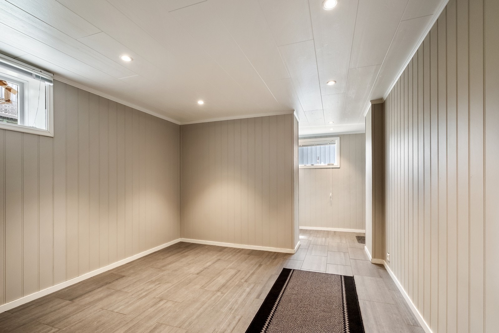 Hall sett mot entrè/ inngang. Galleribilde