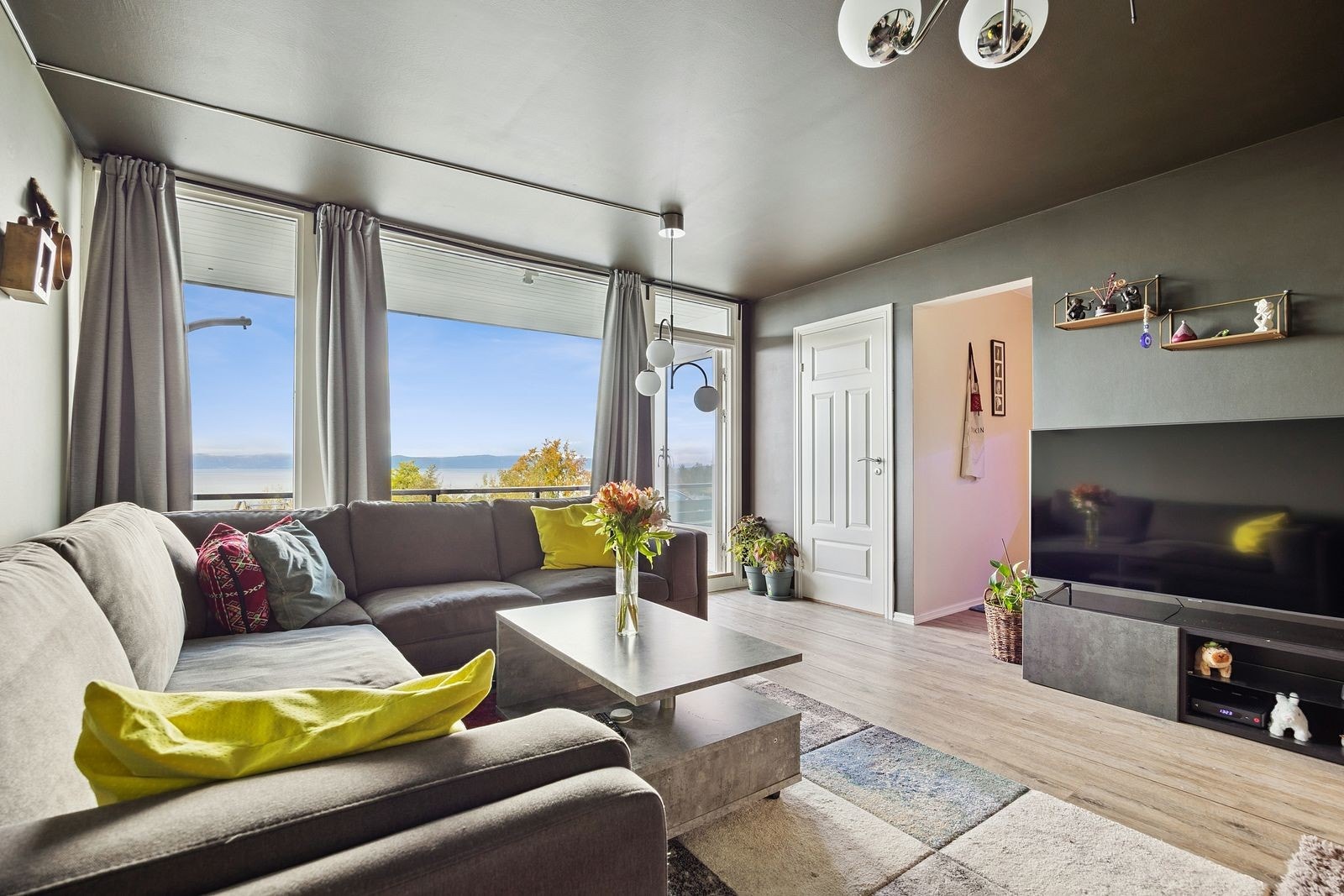 Leiligheten kan være møblert etter avtale med eier. Stor, fin stue. Galleribilde