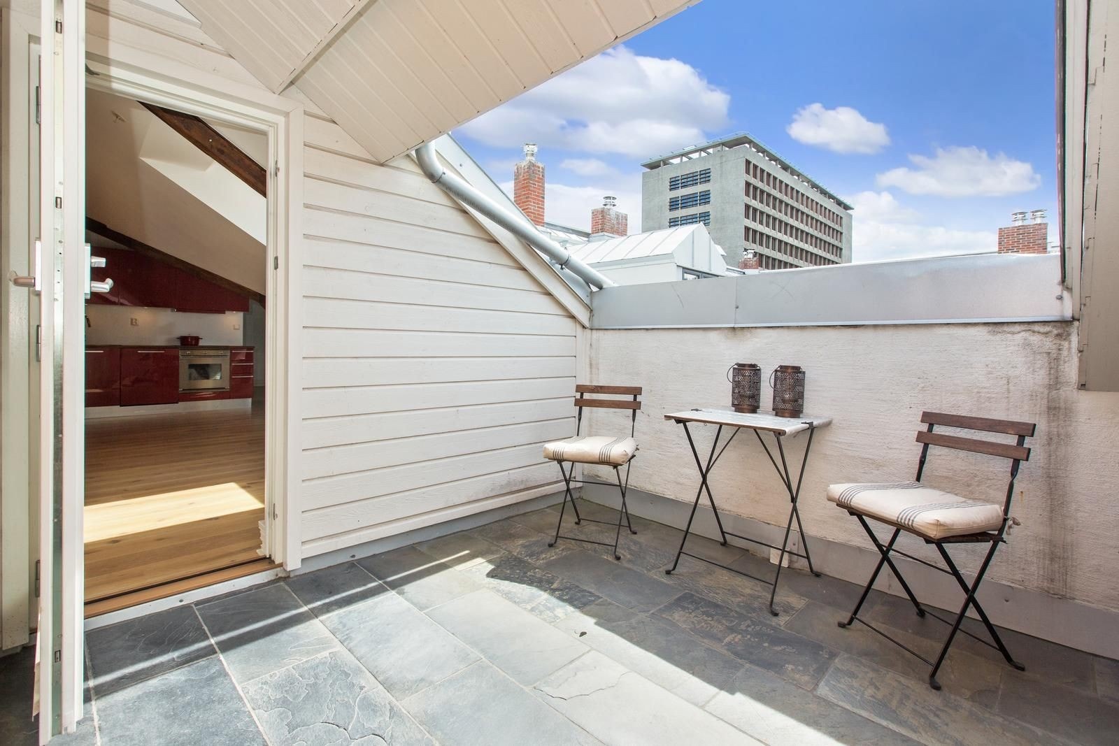 Terrasse som deles med naboleiligheten. Galleribilde
