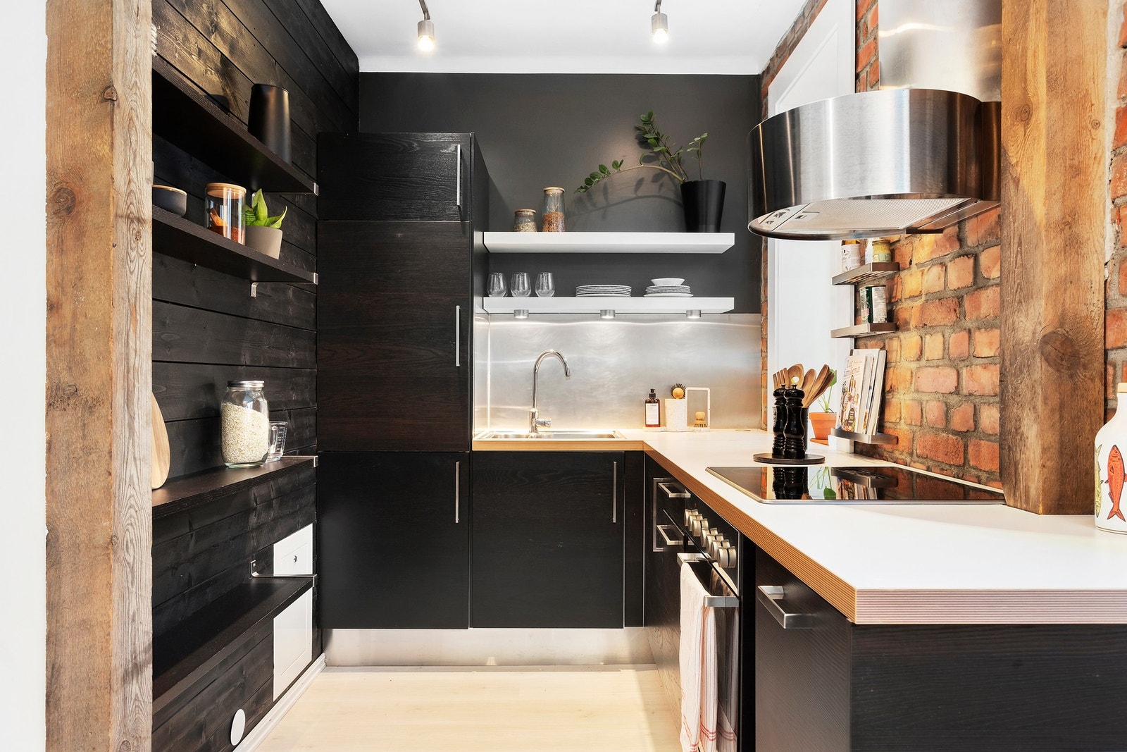 Stilrent kjøkken med integrerte hvitevarer og god arbeidsplass. Galleribilde