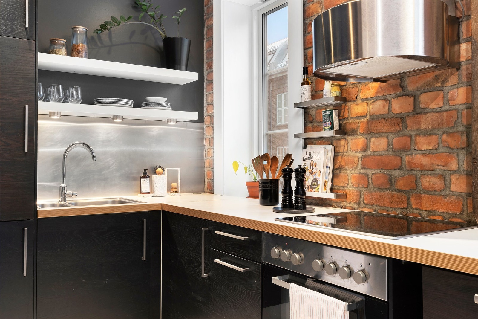 Kjøkkenet har en gjennomført og tidløs utførelse. Kjøkkenet har fått tilstandsgrad 1 av takstmann. Galleribilde