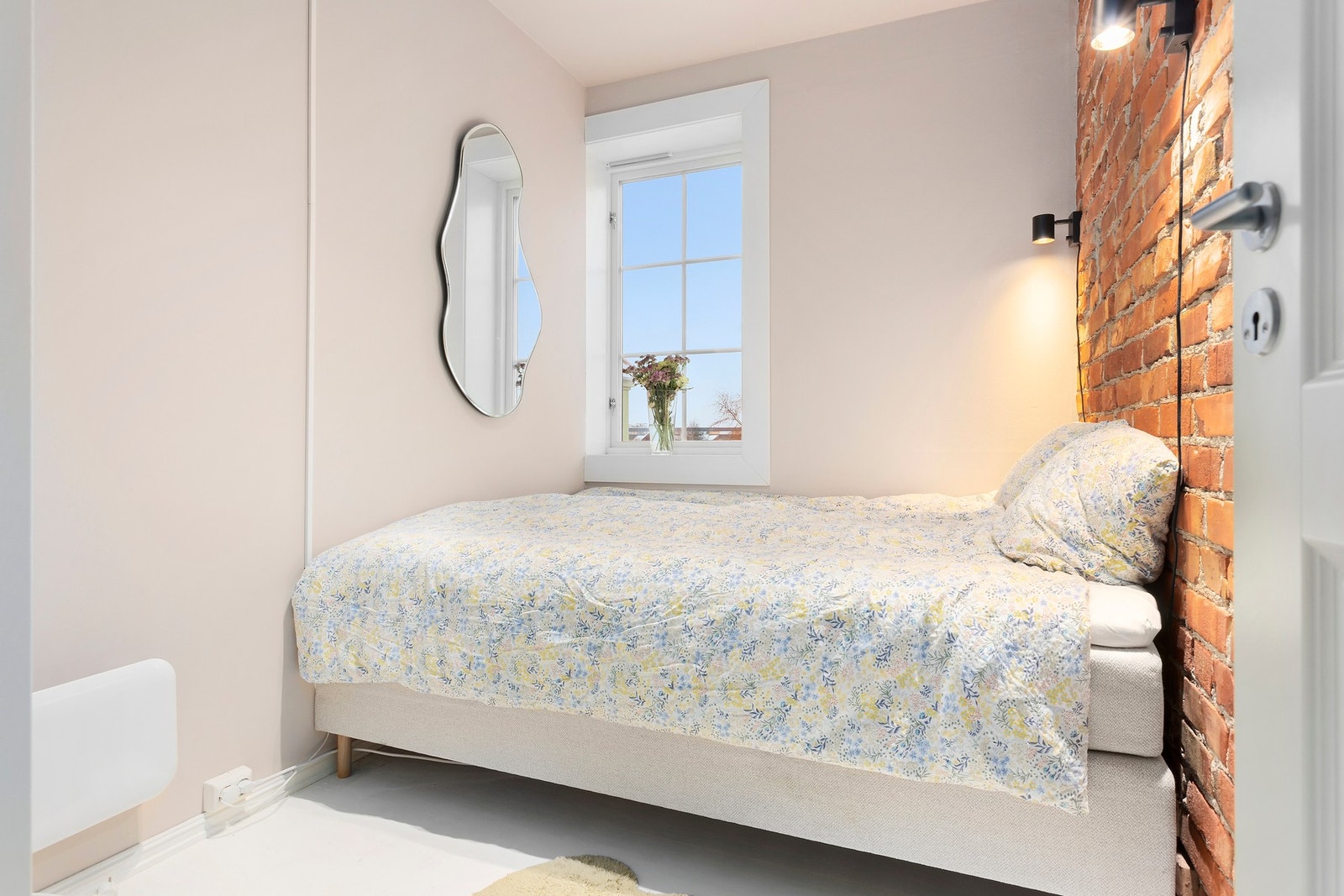 Leiligheten har 2 soverom, begge vendt mot bakgården. Galleribilde