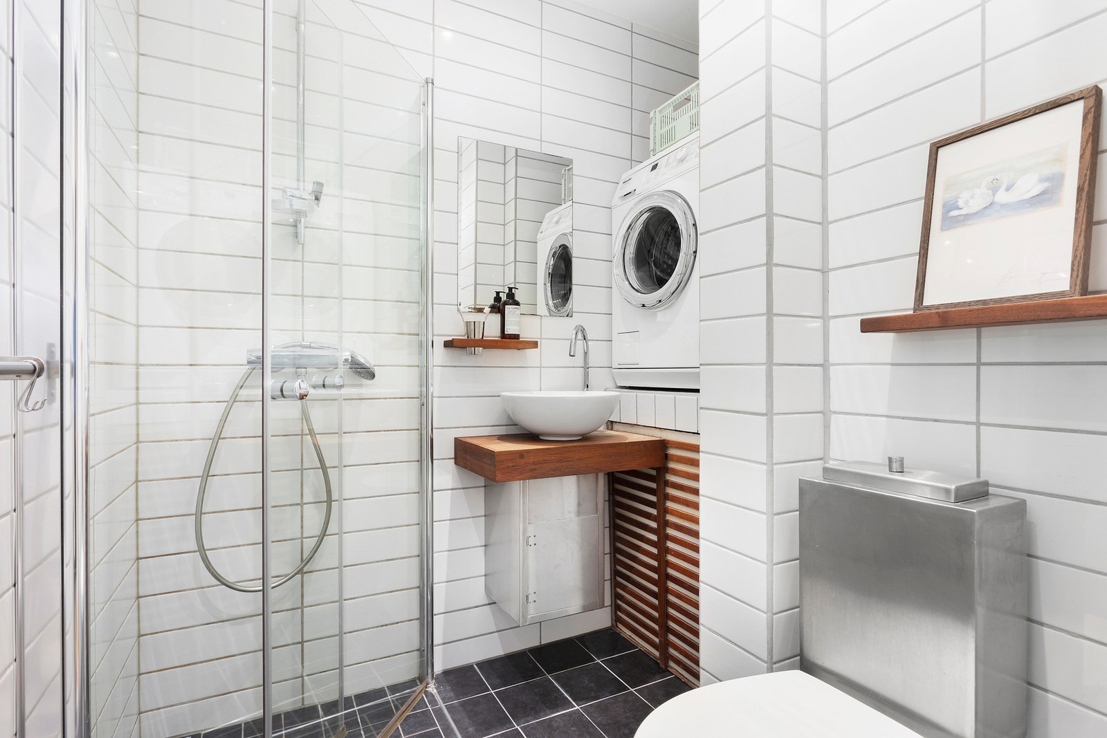 Baderommet ble pusset opp i 2007, og oppgradert med nye flis på gulv i 2019. Galleribilde