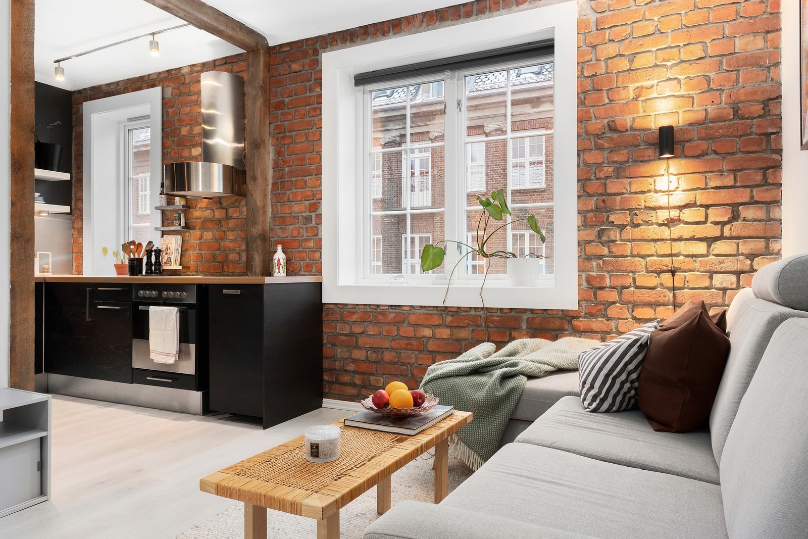 Stuen har åpen løsning mot kjøkkenet. Planløsningen gjør at det blir naturlig adskilte soner. Galleribilde