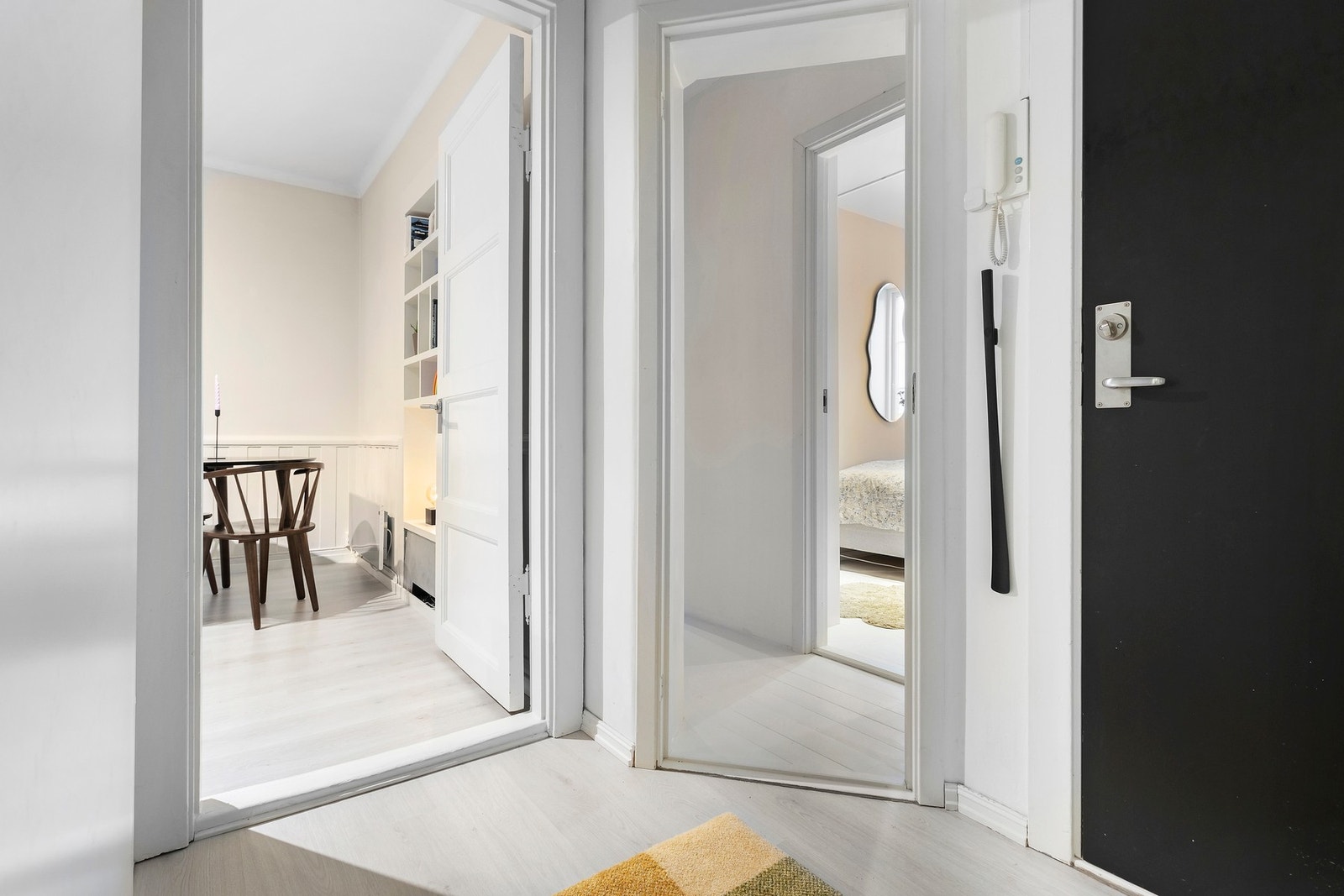 Når du kommer inn i leiligheten, blir du møtt av hyggelig entré/gang - som knytter de øvrige rommene sammen. Galleribilde