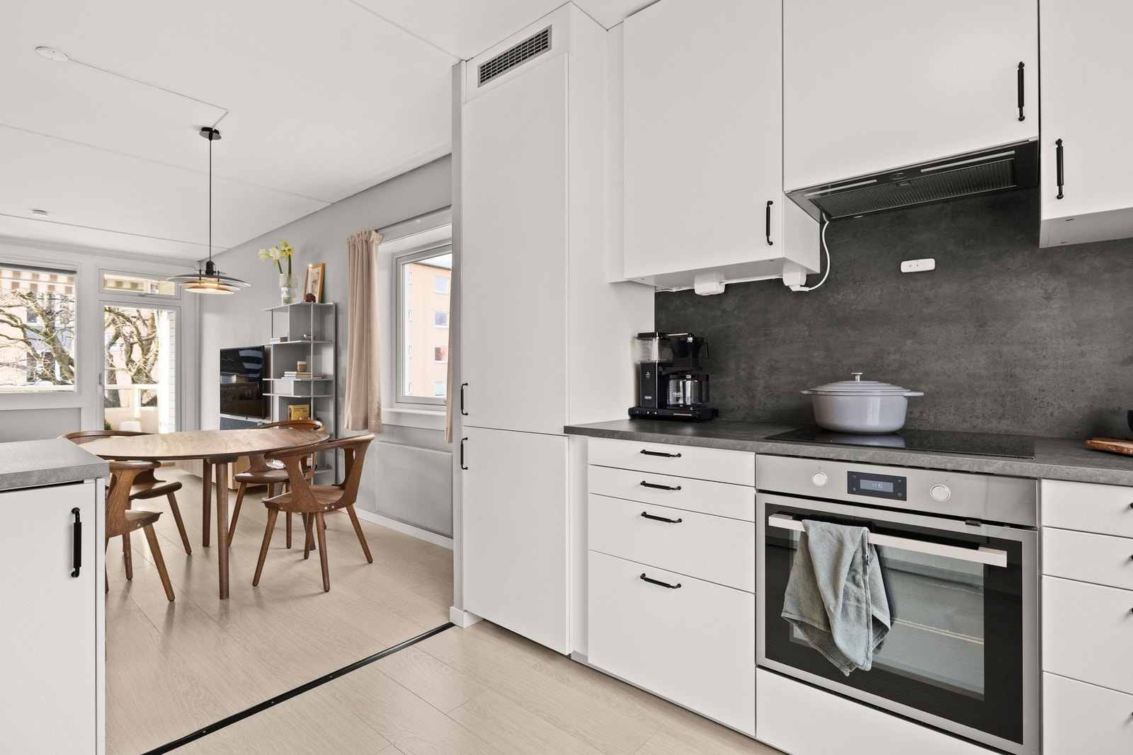 Integrert kjøle- og fryseskap, stekeovn og keramisk topp. Det er montert komfyrvakt. Galleribilde