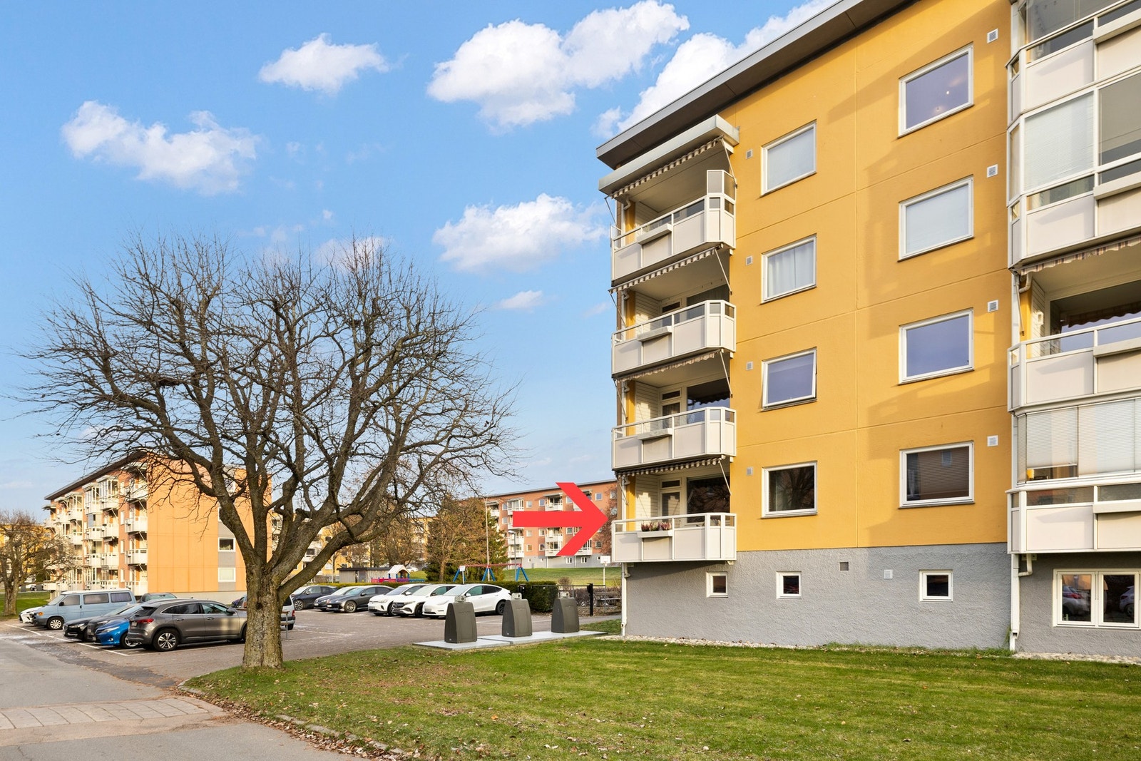 Plogveien borettslag består av 463 andelsleiligheter. Leiligheten ligger i en svært høy første etasje. Galleribilde