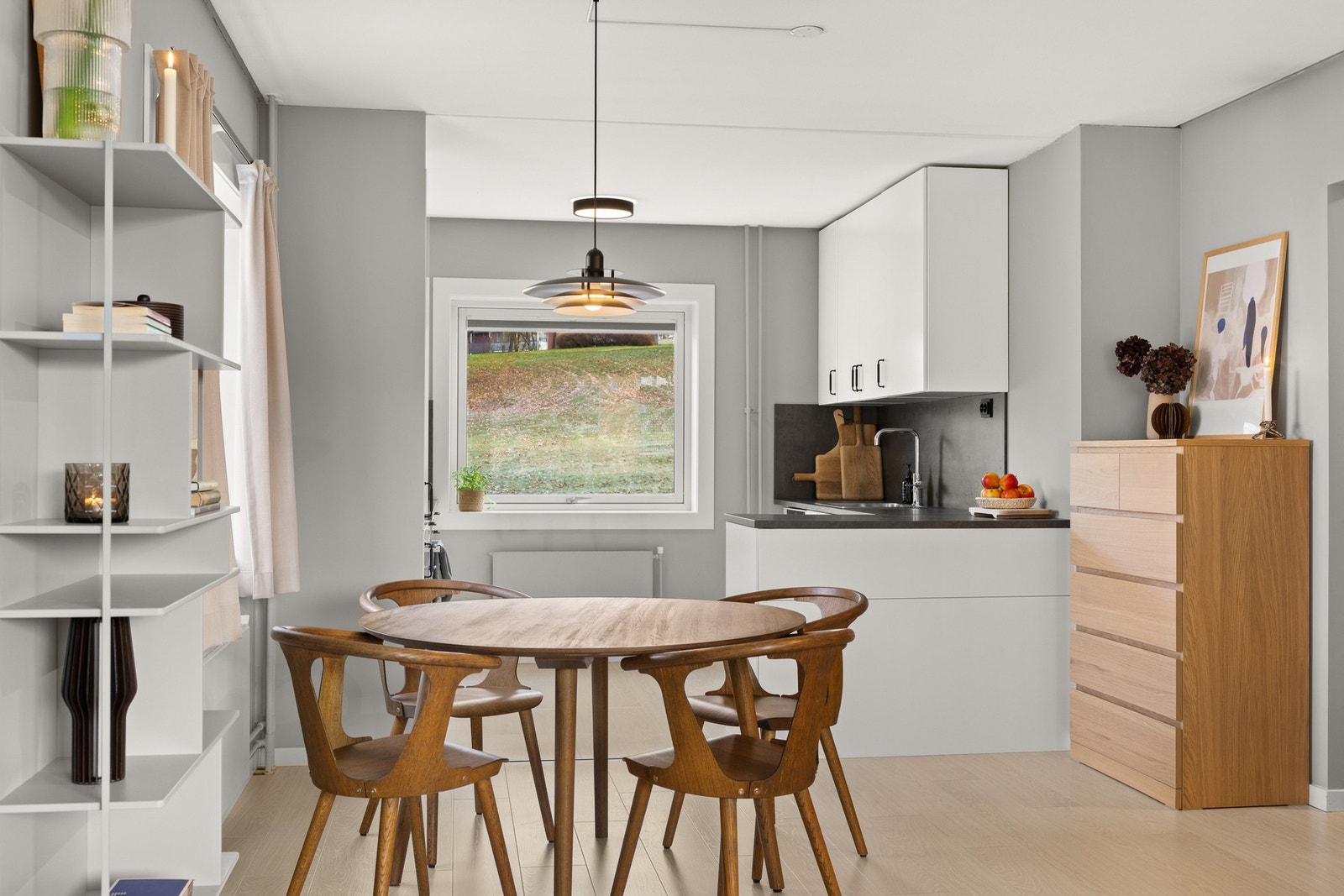 Romslig stue med god plass til sofagruppe og spisebord. Galleribilde
