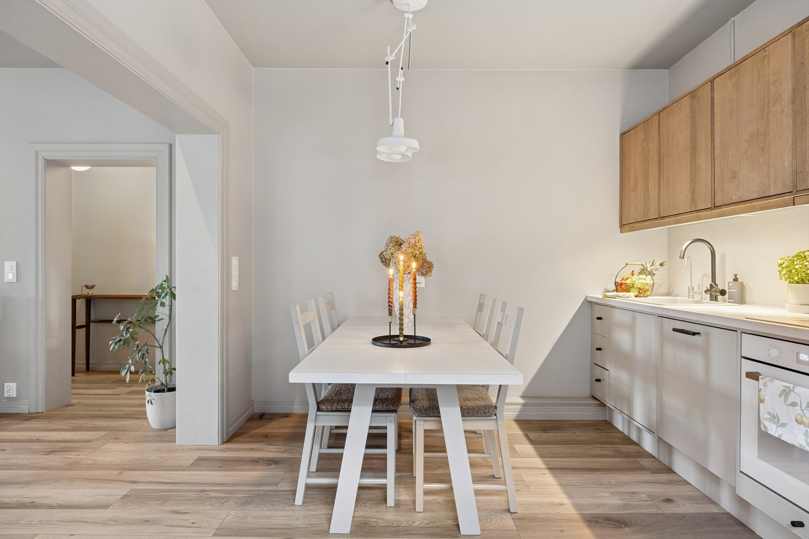 Her er det god plass til et romslig spisebord med tilhørende stoler, perfekt for hyggelige måltider med familie og venner. Galleribilde