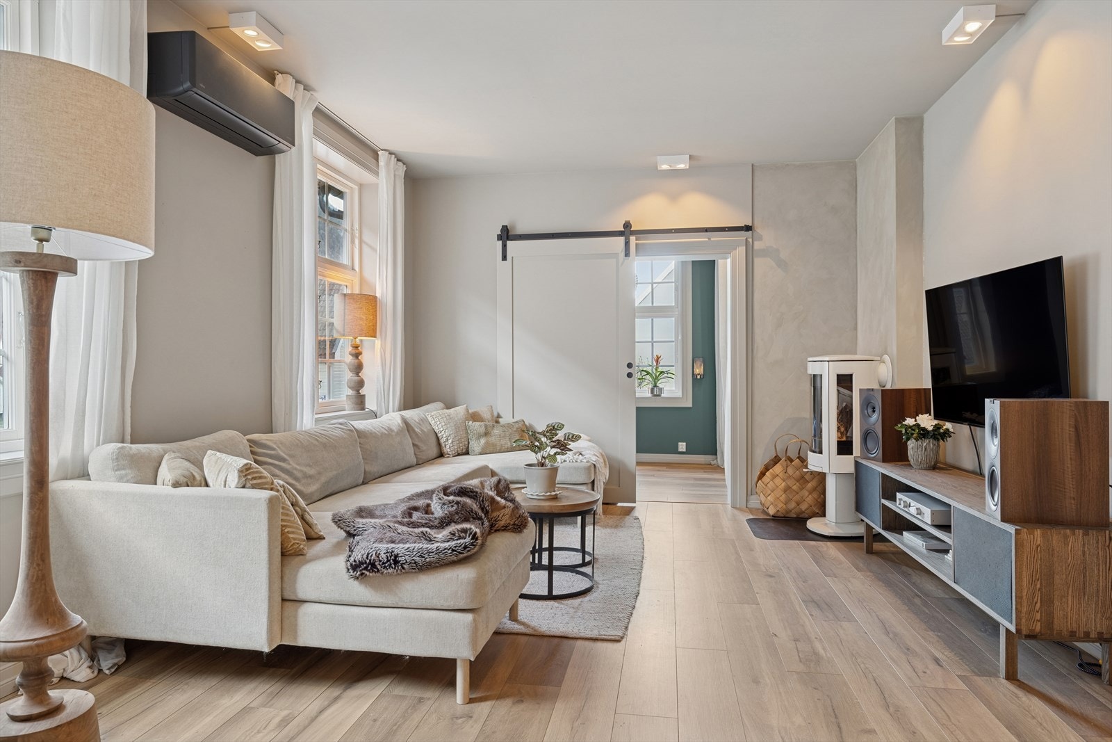 En stilren skyvedør gir enkel og plassbesparende tilgang til leilighetens tredje soverom. Løsningen bidrar til en moderne og funksjonell planløsning, samtidig som den gir en naturlig overgang fra stuen. Galleribilde