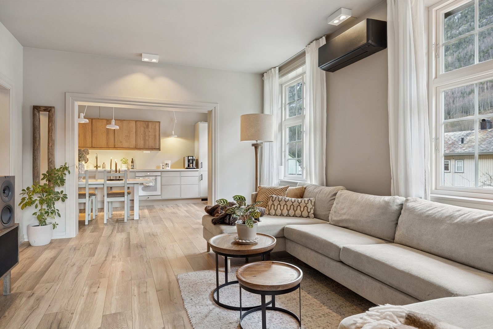 Oppholdsrommet er romslig og gir deg muligheten til å innrede med en stor og behagelig sofagruppe, komplett med tilbehør som lenestoler, bord og dekor. Galleribilde