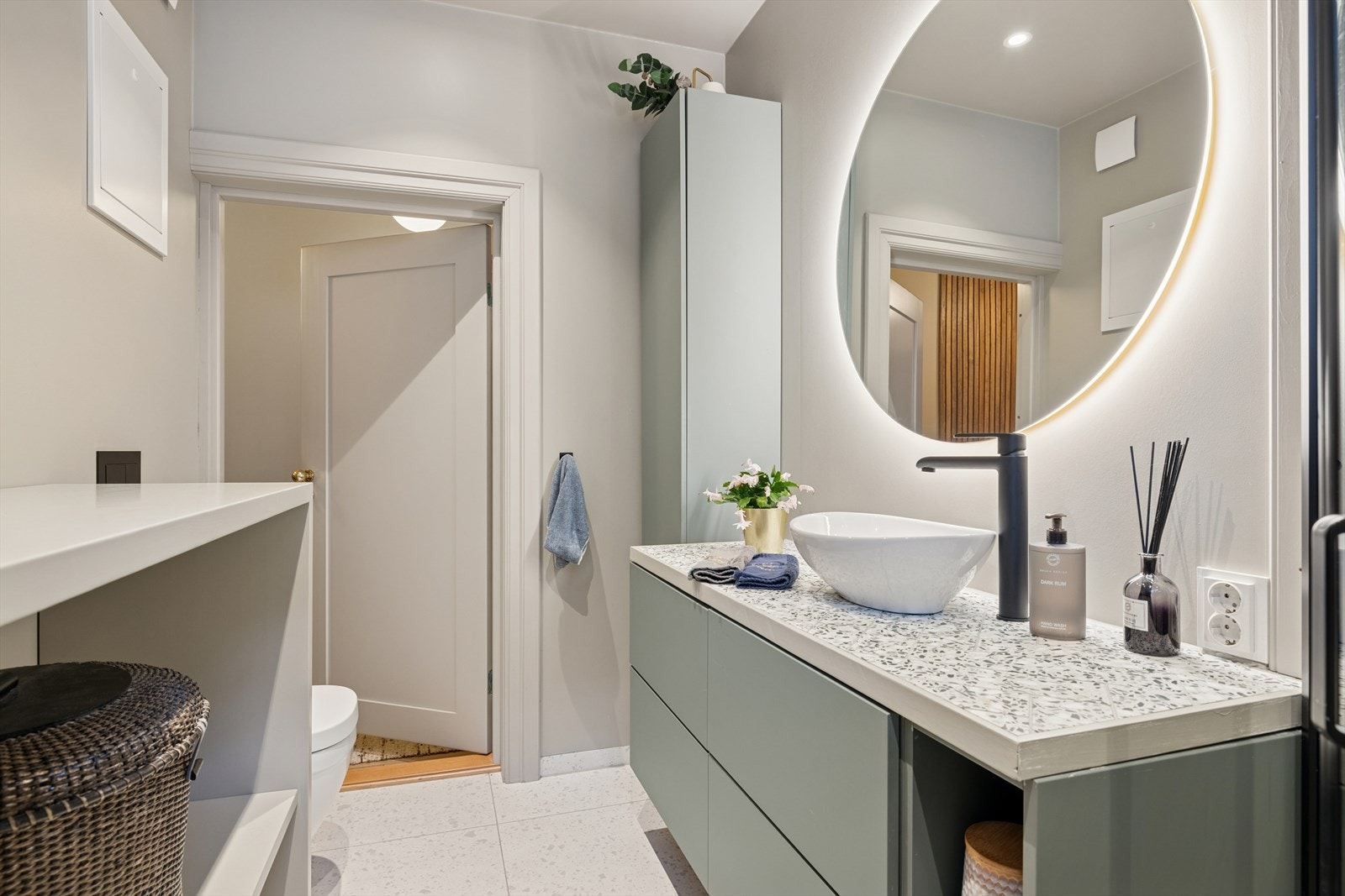 Leiligheten har et lekkert, helfliset baderom med varmekabler i gulvet som gir en behagelig og lun følelse året rundt. Galleribilde