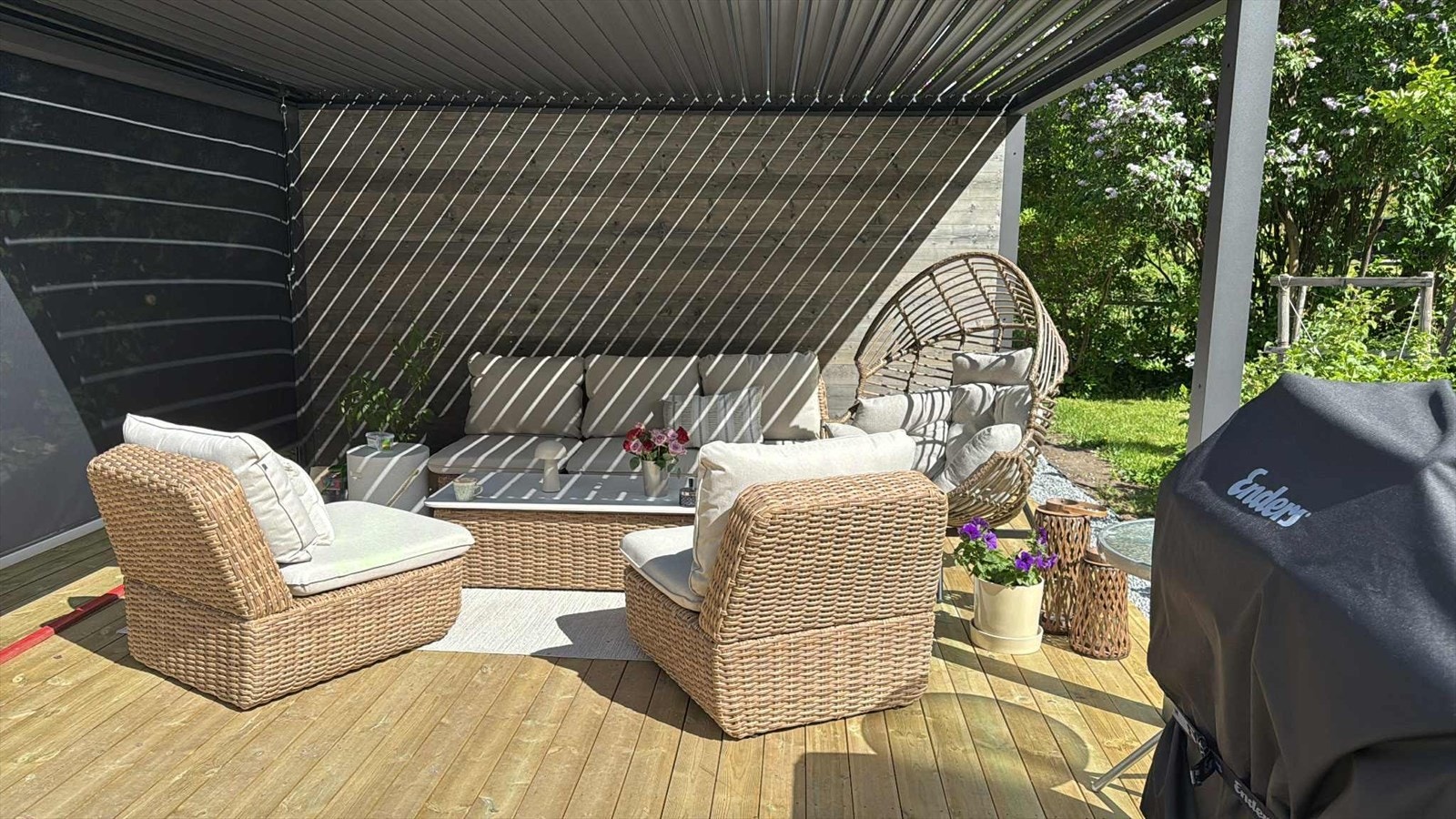 Til denne leiligheten hører et hyggelig uteområde på nordsiden av bygget. Her har du mulighet til å skape din egen hageoase - perfekt for avslapping, grilling eller lek for de minste. Privat foto fra selger. Galleribilde